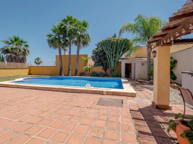 A well-presented detached villa located on the outskirts of the vibrant town of Alhaurin El Grande, set in the sought-after urbanisation of La Paca. The property has been recently renovated to a high standard, including new bathrooms, central heating and 
