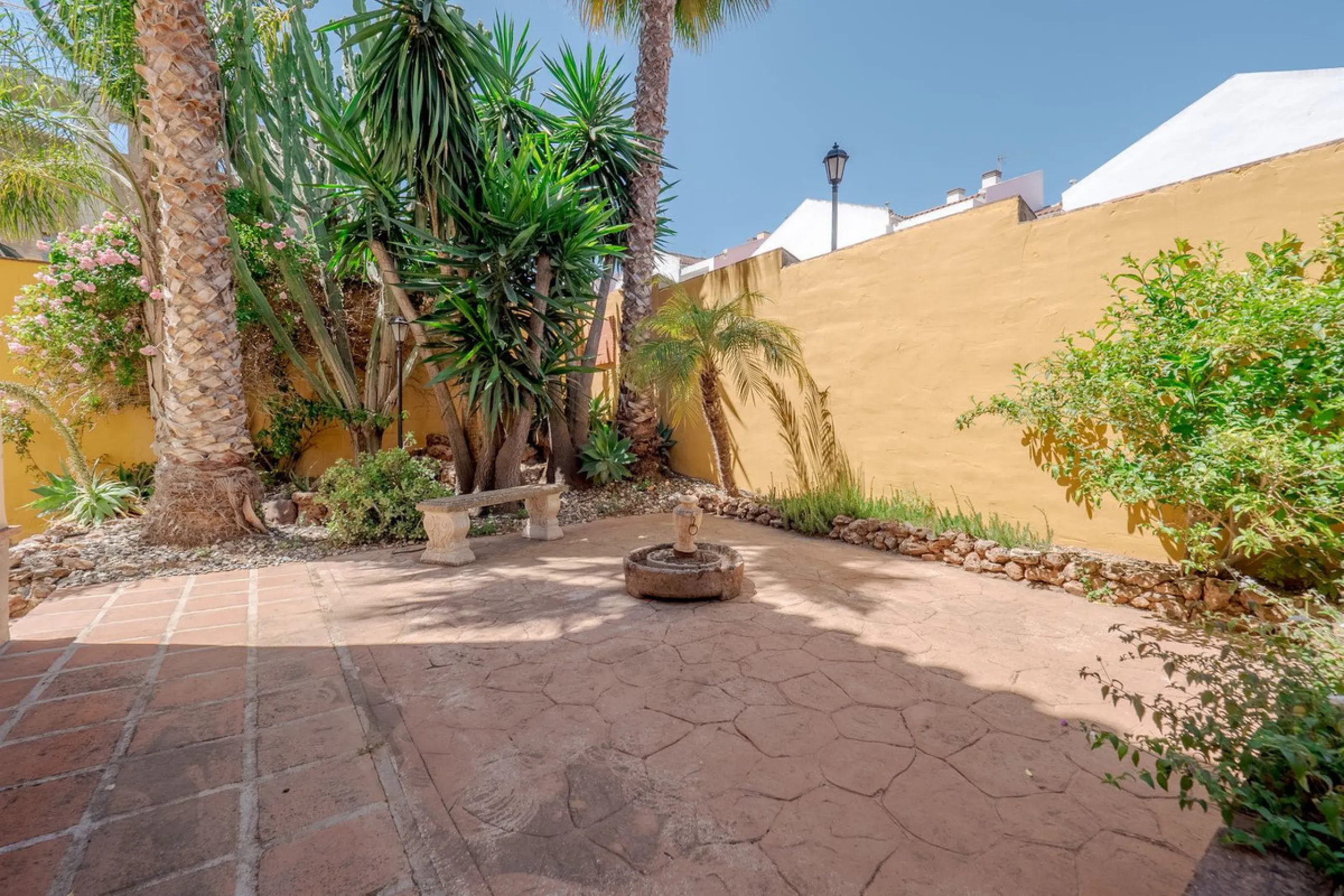 A well-presented detached villa located on the outskirts of the vibrant town of Alhaurin El Grande, set in the sought-after urbanisation of La Paca. The property has been recently renovated to a high standard, including new bathrooms, central heating and 