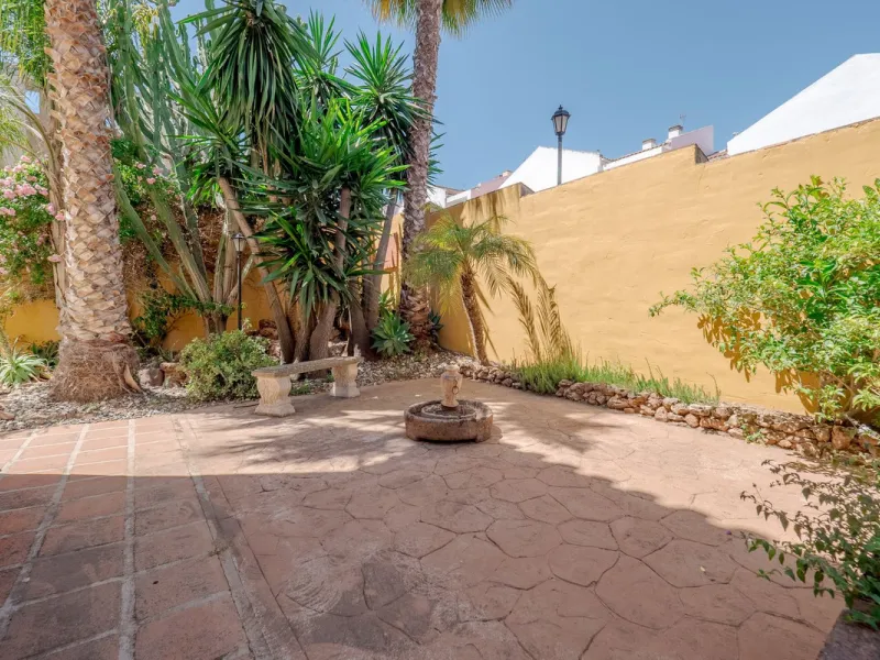 A well-presented detached villa located on the outskirts of the vibrant town of Alhaurin El Grande, set in the sought-after urbanisation of La Paca. The property has been recently renovated to a high standard, including new bathrooms, central heating and 