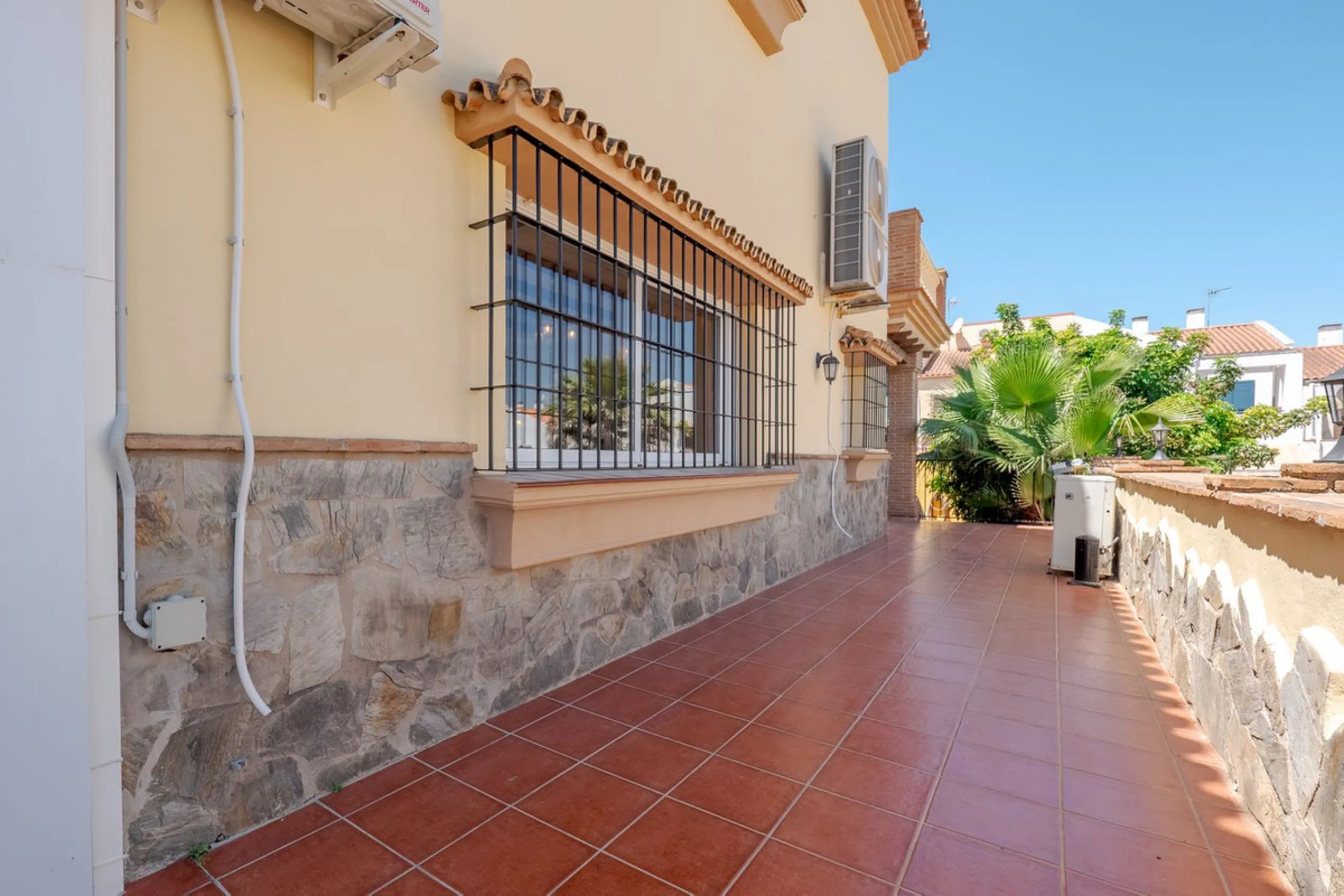 A well-presented detached villa located on the outskirts of the vibrant town of Alhaurin El Grande, set in the sought-after urbanisation of La Paca. The property has been recently renovated to a high standard, including new bathrooms, central heating and 