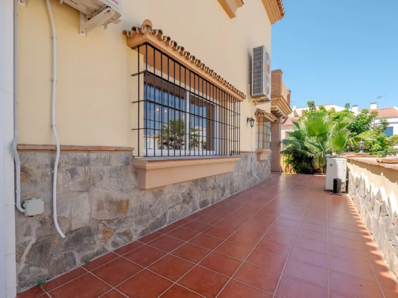 A well-presented detached villa located on the outskirts of the vibrant town of Alhaurin El Grande, set in the sought-after urbanisation of La Paca. The property has been recently renovated to a high standard, including new bathrooms, central heating and 