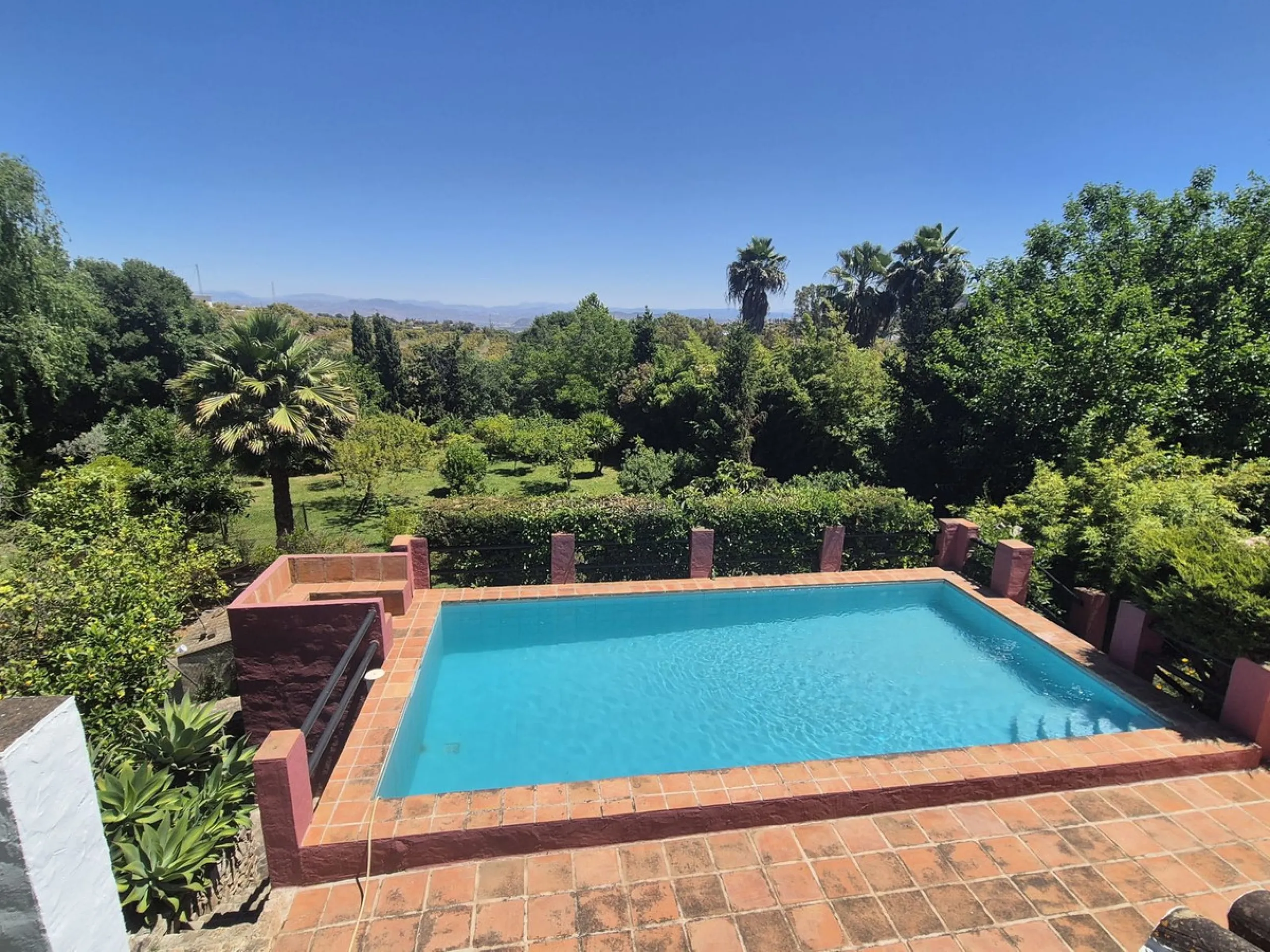 A fantastic opportunity to acquire this fantastic property located only 7 minute drive from the main road into Alhaurin el Grande. Mostly tarmac and the last 2 minutes the road is a mixture of stone and concrete it is a lovely nature getaway. The property