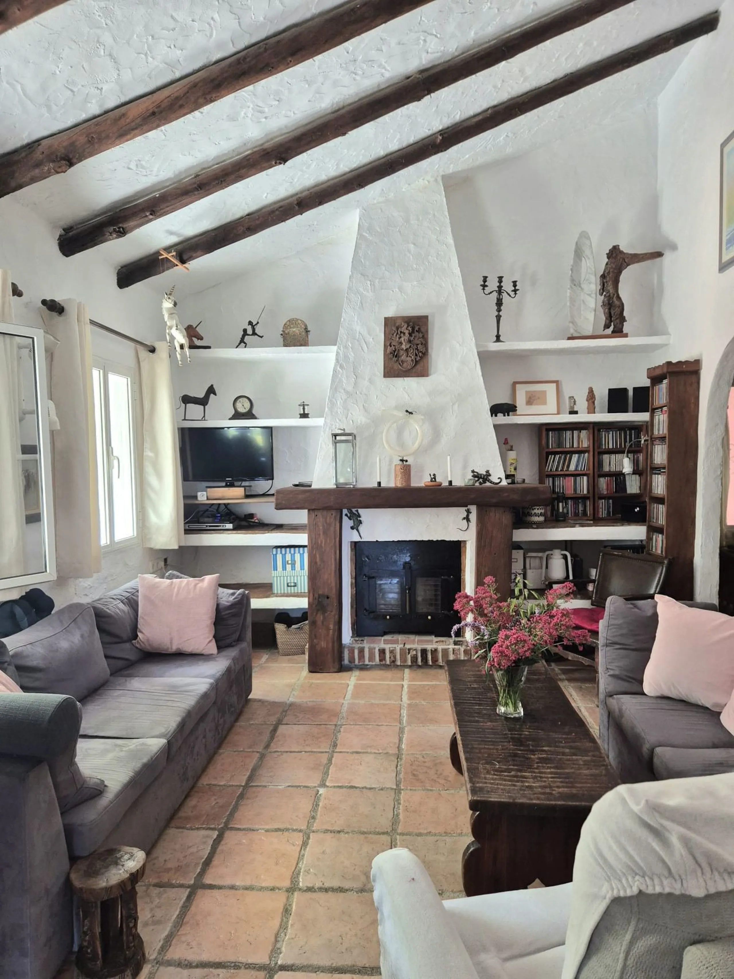 A fantastic opportunity to acquire this fantastic property located only 7 minute drive from the main road into Alhaurin el Grande. Mostly tarmac and the last 2 minutes the road is a mixture of stone and concrete it is a lovely nature getaway. The property