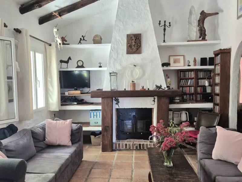 A fantastic opportunity to acquire this fantastic property located only 7 minute drive from the main road into Alhaurin el Grande. Mostly tarmac and the last 2 minutes the road is a mixture of stone and concrete it is a lovely nature getaway. The property