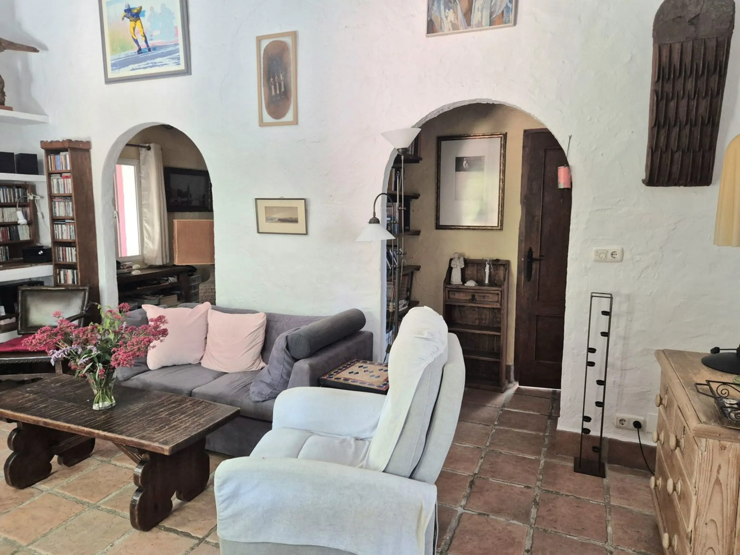 A fantastic opportunity to acquire this fantastic property located only 7 minute drive from the main road into Alhaurin el Grande. Mostly tarmac and the last 2 minutes the road is a mixture of stone and concrete it is a lovely nature getaway. The property