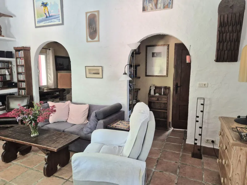 A fantastic opportunity to acquire this fantastic property located only 7 minute drive from the main road into Alhaurin el Grande. Mostly tarmac and the last 2 minutes the road is a mixture of stone and concrete it is a lovely nature getaway. The property