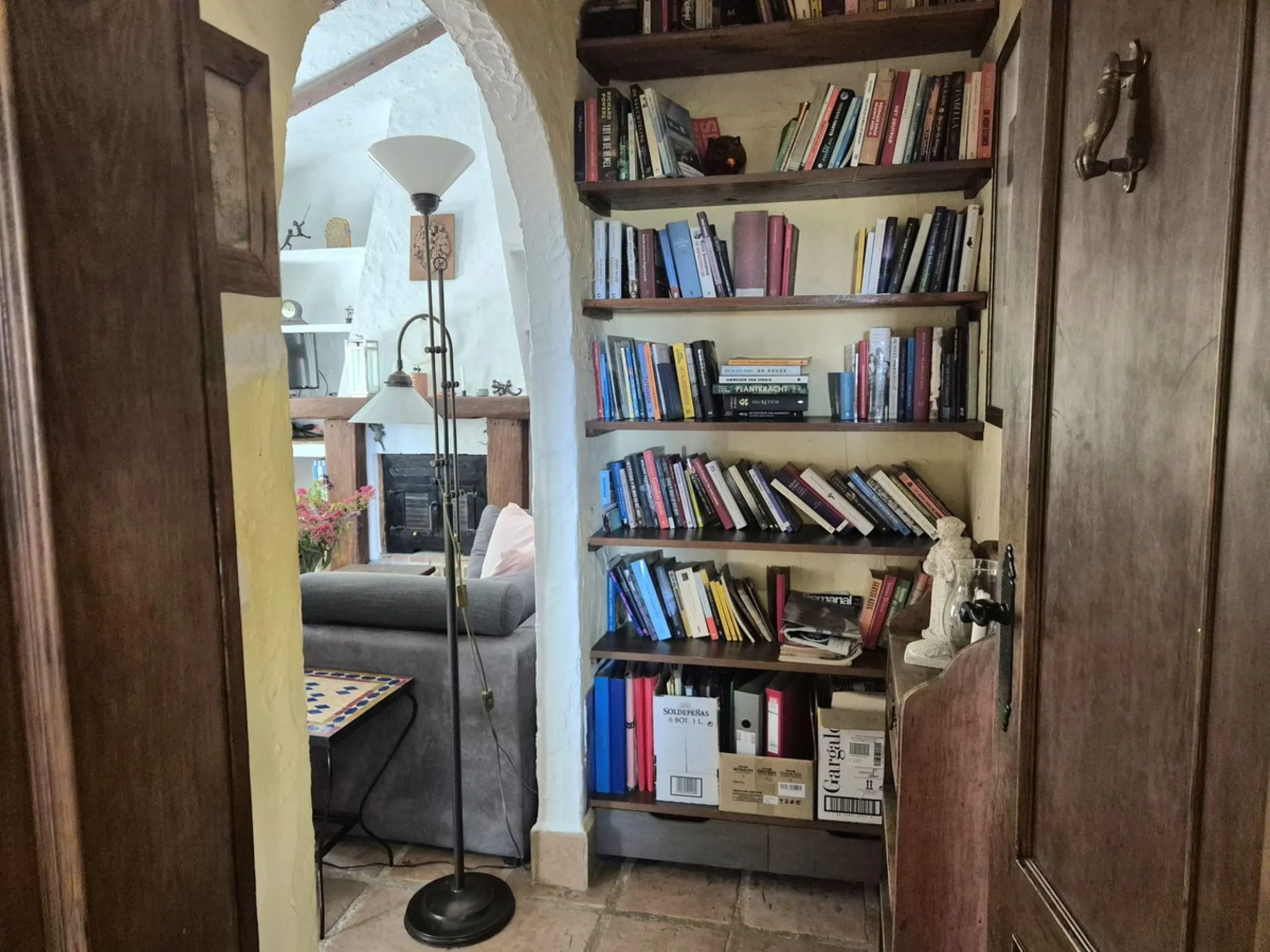 A fantastic opportunity to acquire this fantastic property located only 7 minute drive from the main road into Alhaurin el Grande. Mostly tarmac and the last 2 minutes the road is a mixture of stone and concrete it is a lovely nature getaway. The property