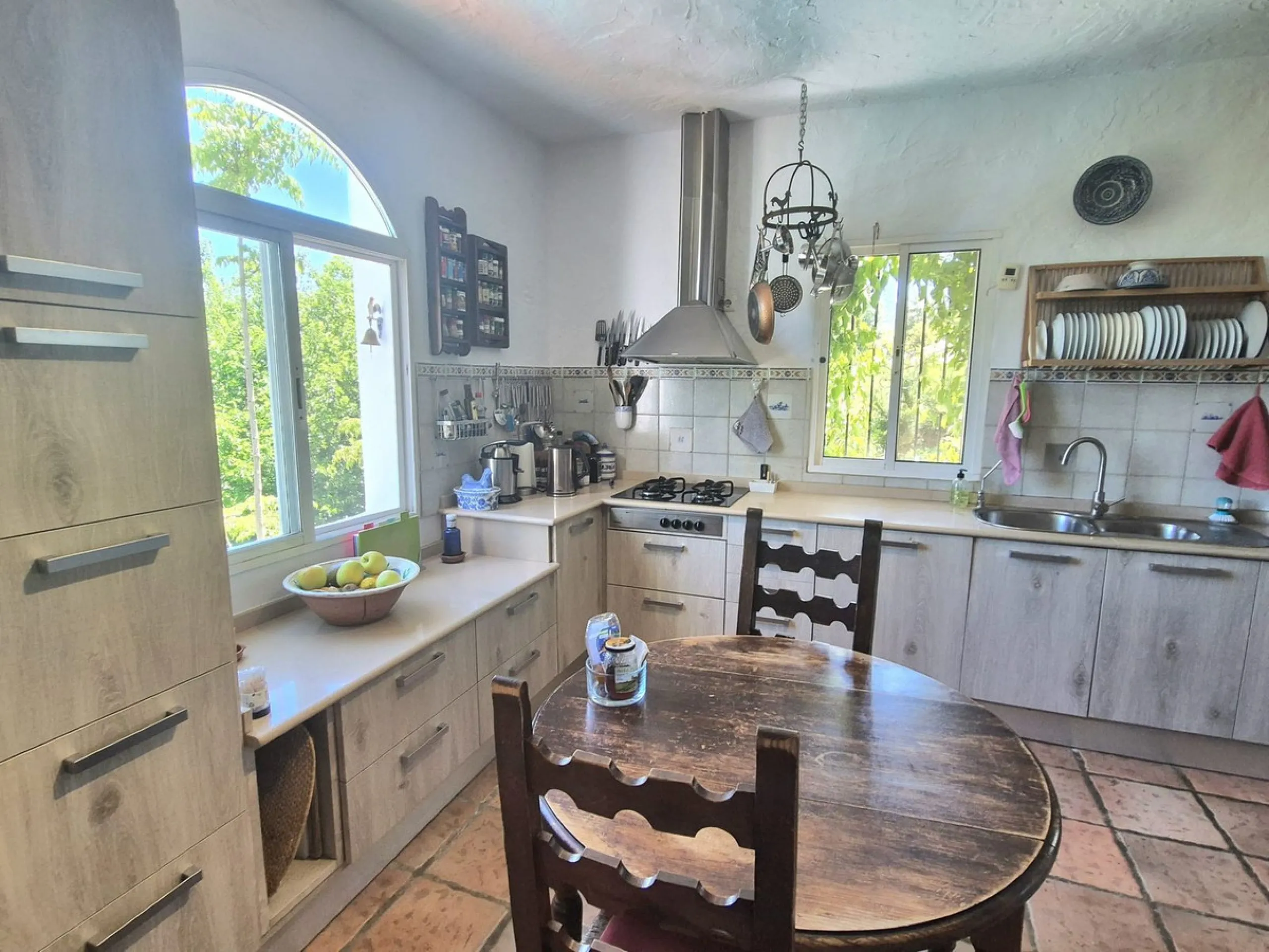 A fantastic opportunity to acquire this fantastic property located only 7 minute drive from the main road into Alhaurin el Grande. Mostly tarmac and the last 2 minutes the road is a mixture of stone and concrete it is a lovely nature getaway. The property