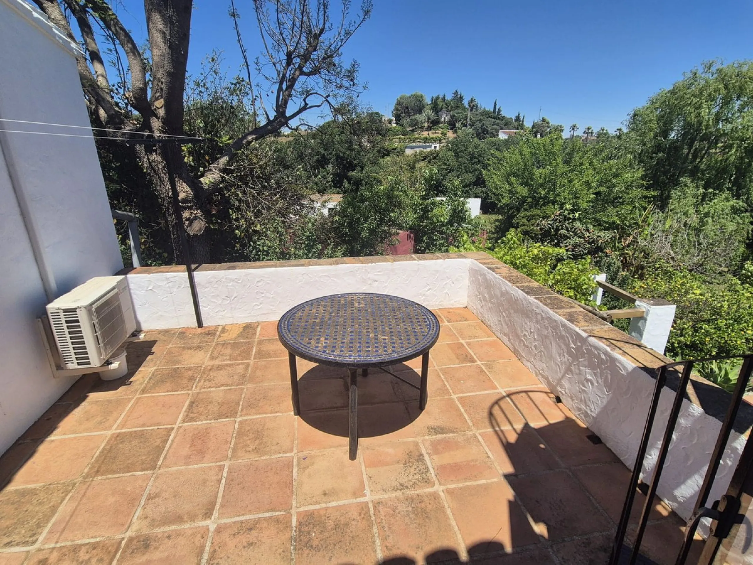 A fantastic opportunity to acquire this fantastic property located only 7 minute drive from the main road into Alhaurin el Grande. Mostly tarmac and the last 2 minutes the road is a mixture of stone and concrete it is a lovely nature getaway. The property