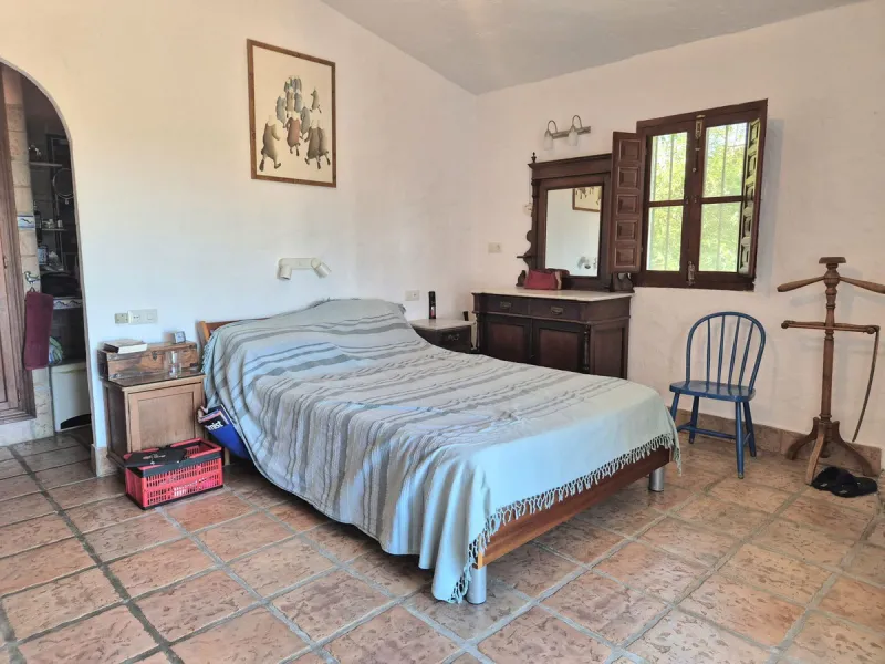 A fantastic opportunity to acquire this fantastic property located only 7 minute drive from the main road into Alhaurin el Grande. Mostly tarmac and the last 2 minutes the road is a mixture of stone and concrete it is a lovely nature getaway. The property