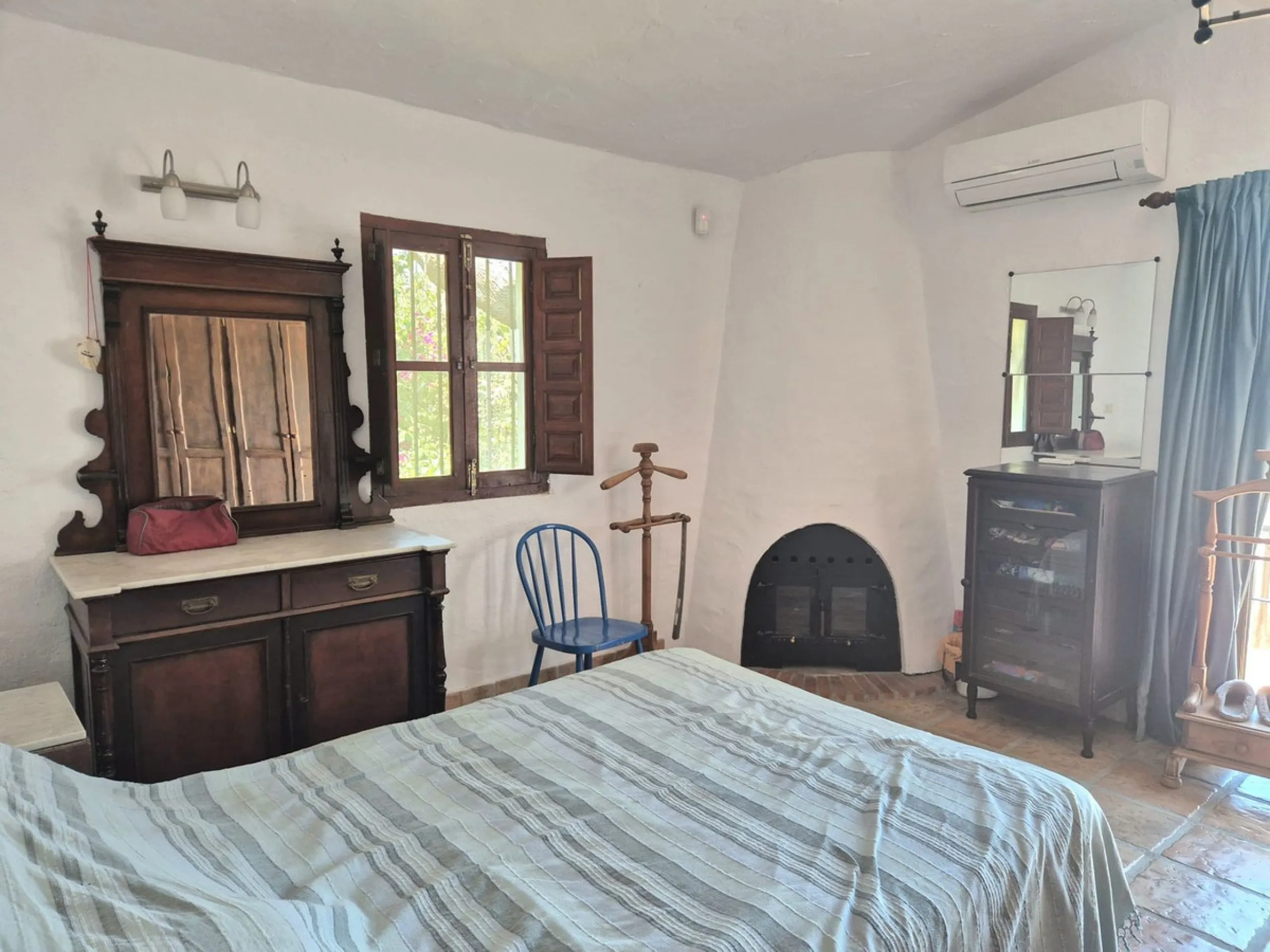 A fantastic opportunity to acquire this fantastic property located only 7 minute drive from the main road into Alhaurin el Grande. Mostly tarmac and the last 2 minutes the road is a mixture of stone and concrete it is a lovely nature getaway. The property