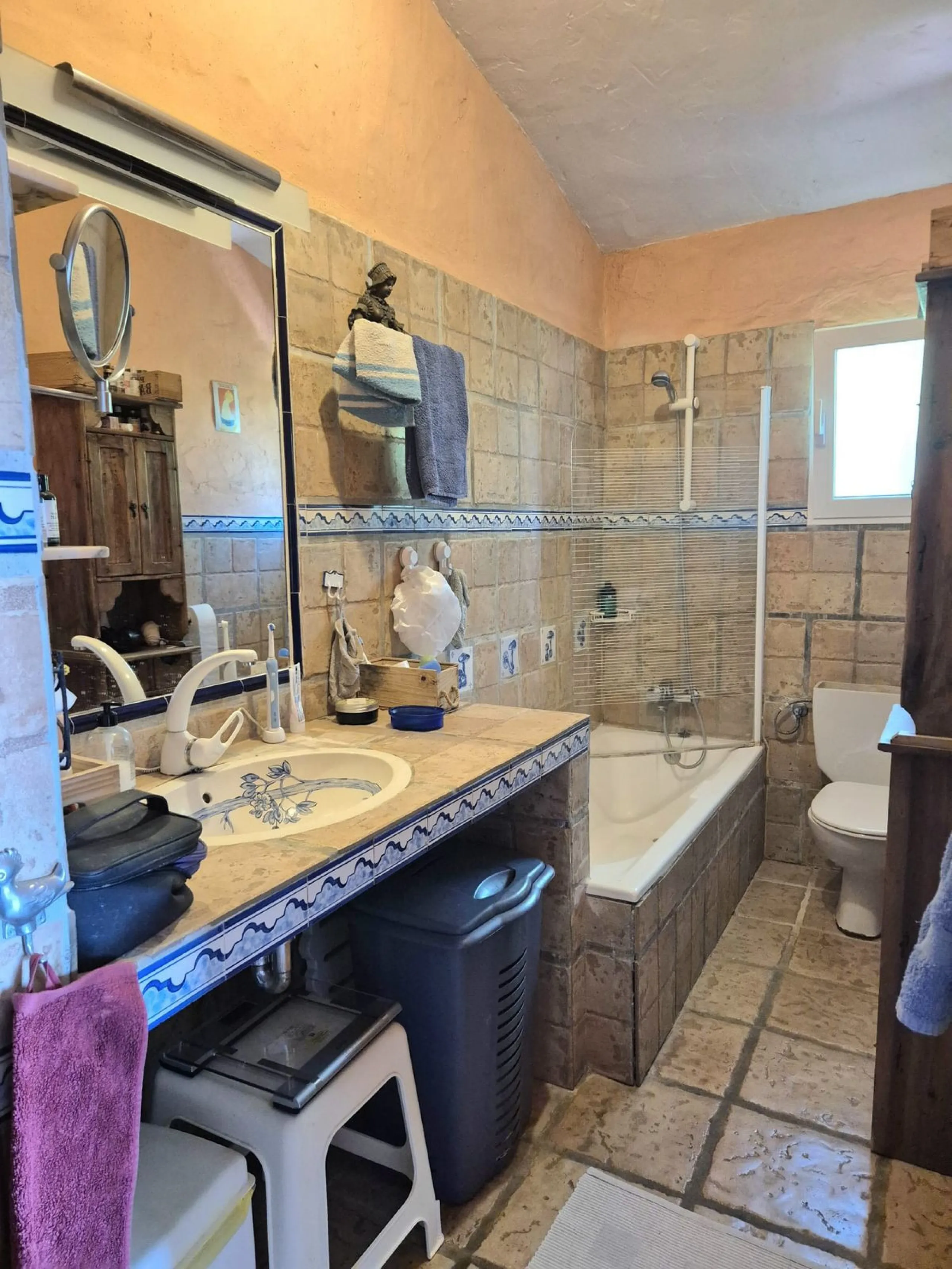 A fantastic opportunity to acquire this fantastic property located only 7 minute drive from the main road into Alhaurin el Grande. Mostly tarmac and the last 2 minutes the road is a mixture of stone and concrete it is a lovely nature getaway. The property