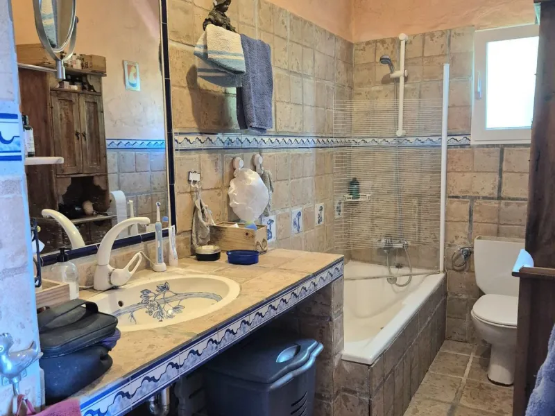A fantastic opportunity to acquire this fantastic property located only 7 minute drive from the main road into Alhaurin el Grande. Mostly tarmac and the last 2 minutes the road is a mixture of stone and concrete it is a lovely nature getaway. The property