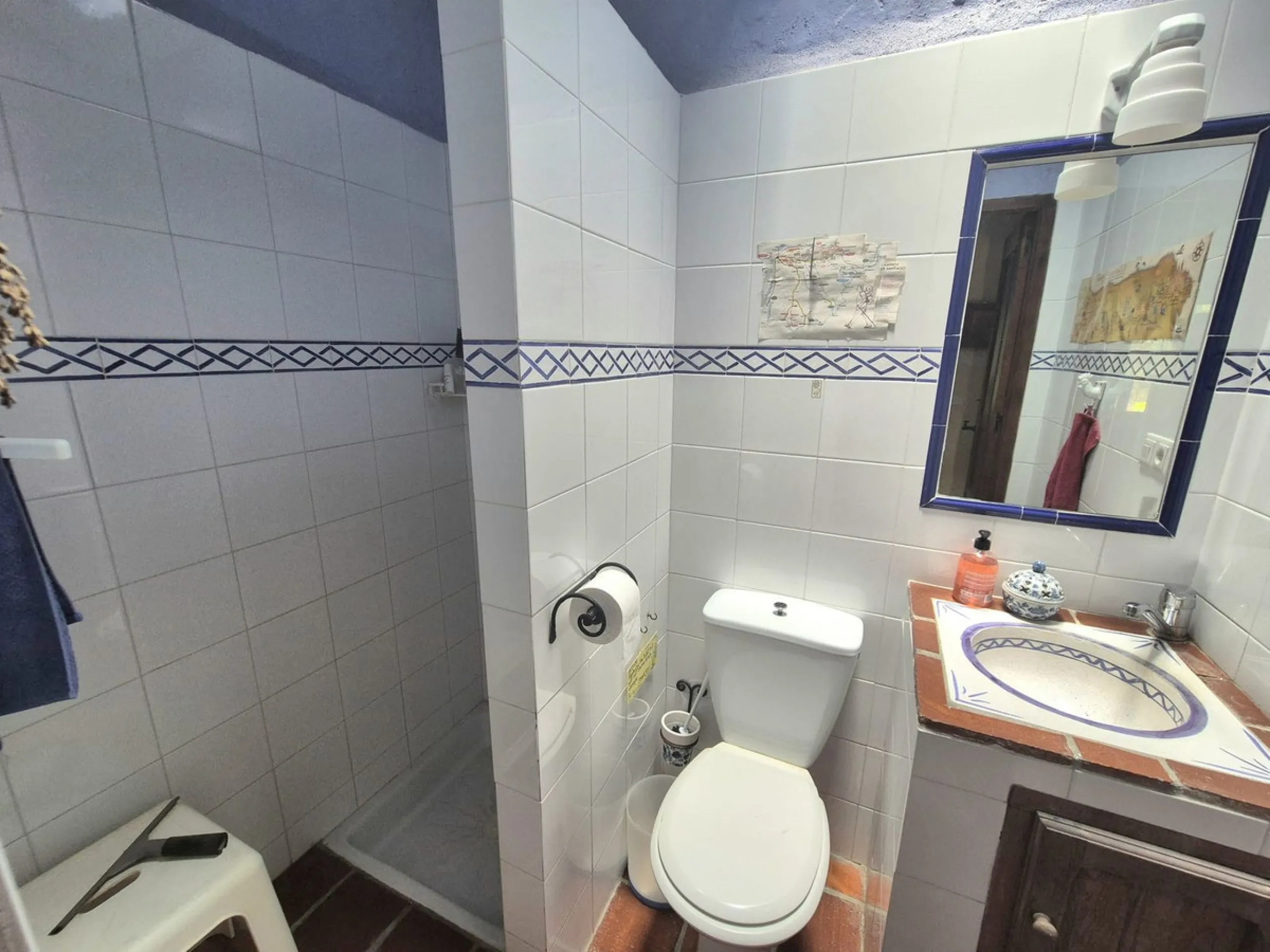 A fantastic opportunity to acquire this fantastic property located only 7 minute drive from the main road into Alhaurin el Grande. Mostly tarmac and the last 2 minutes the road is a mixture of stone and concrete it is a lovely nature getaway. The property