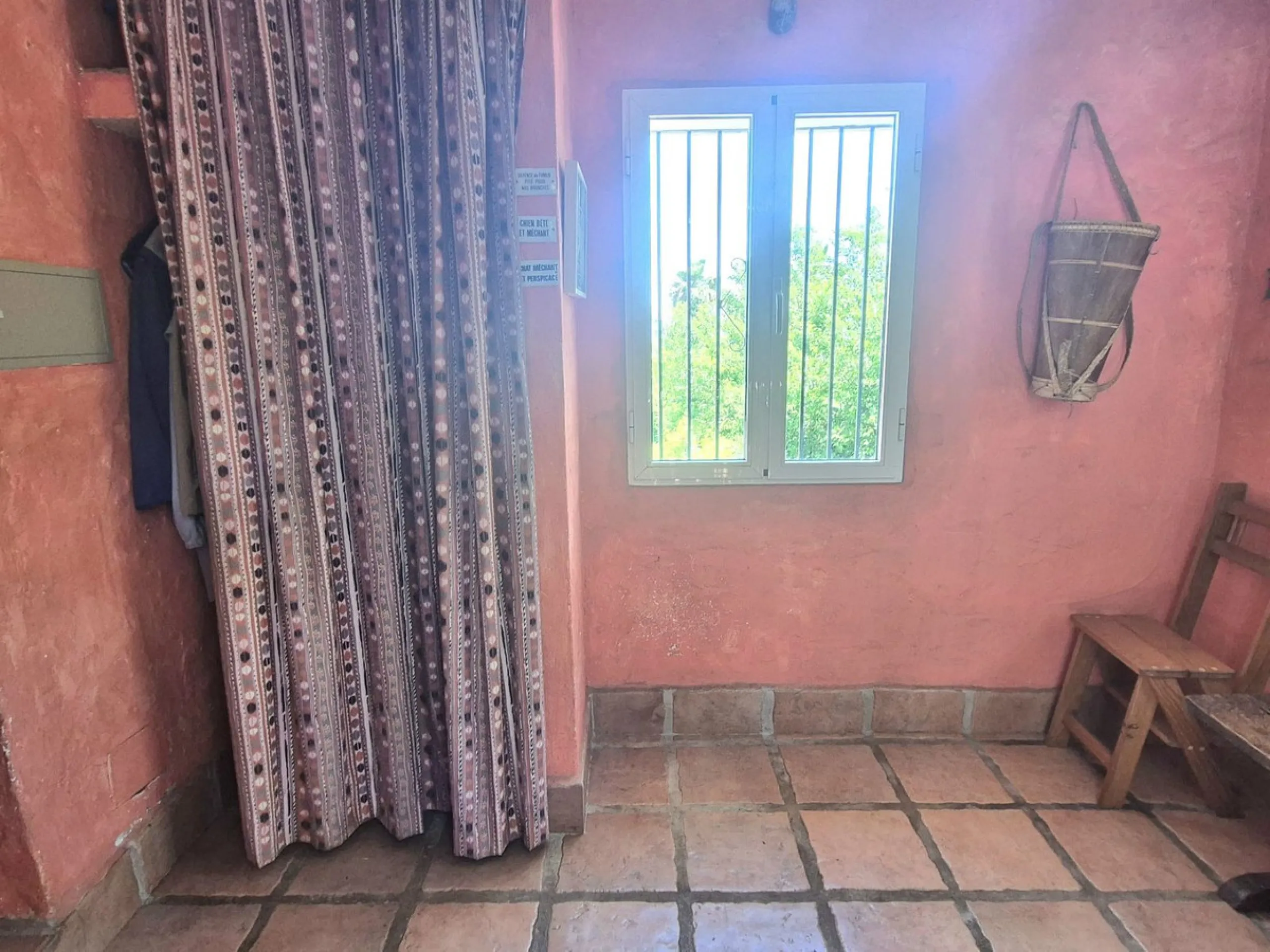 A fantastic opportunity to acquire this fantastic property located only 7 minute drive from the main road into Alhaurin el Grande. Mostly tarmac and the last 2 minutes the road is a mixture of stone and concrete it is a lovely nature getaway. The property