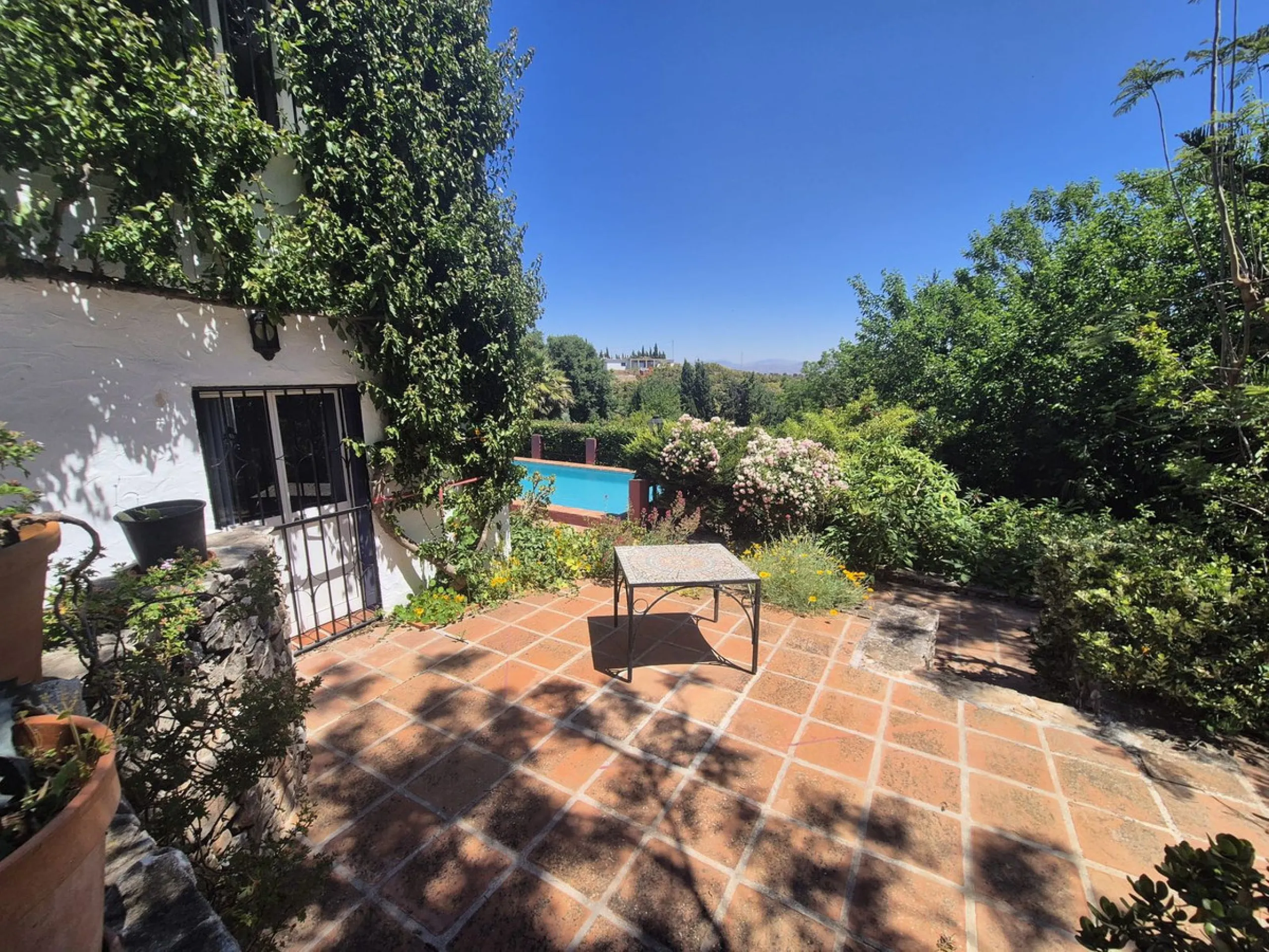 A fantastic opportunity to acquire this fantastic property located only 7 minute drive from the main road into Alhaurin el Grande. Mostly tarmac and the last 2 minutes the road is a mixture of stone and concrete it is a lovely nature getaway. The property