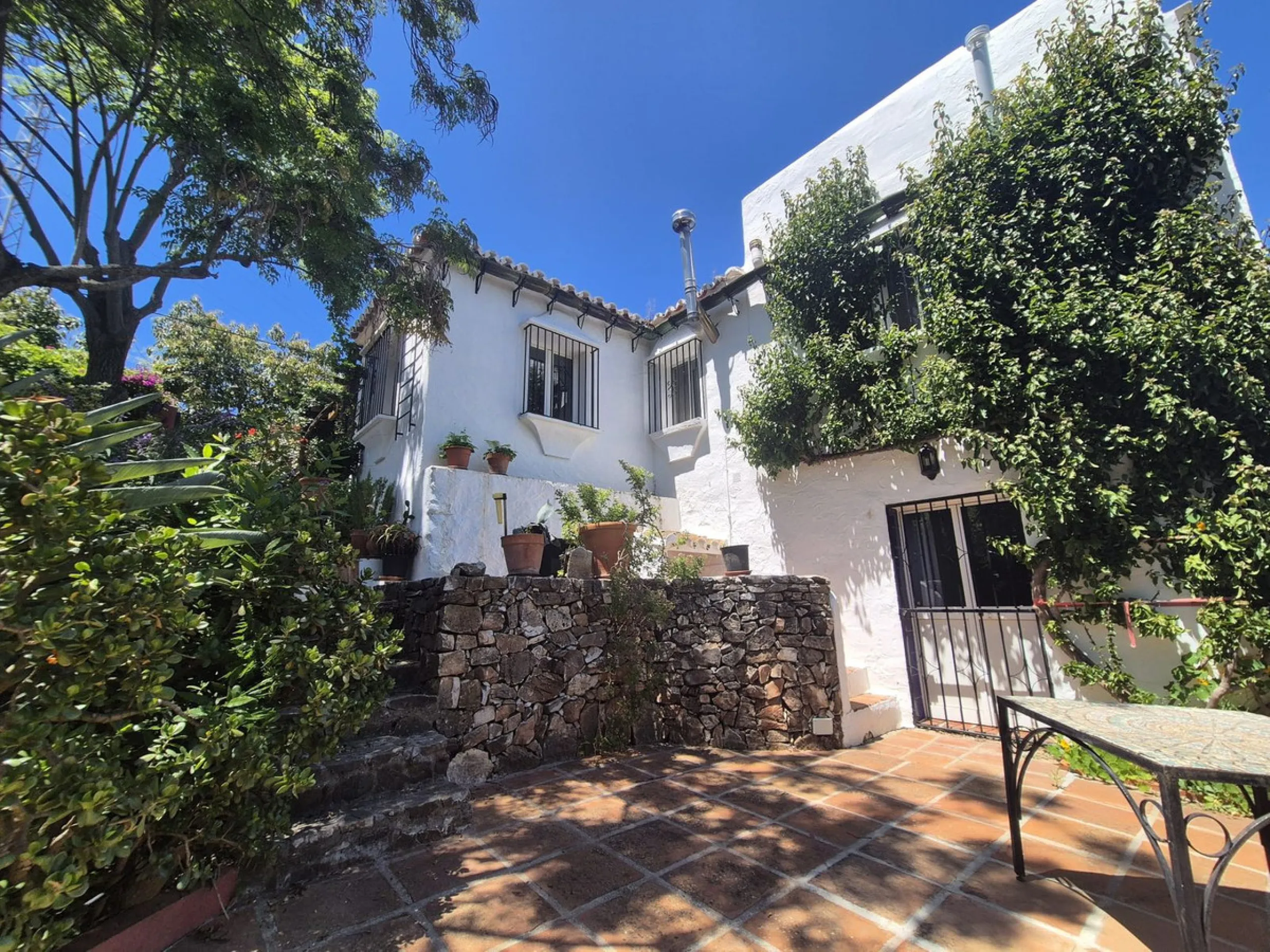 A fantastic opportunity to acquire this fantastic property located only 7 minute drive from the main road into Alhaurin el Grande. Mostly tarmac and the last 2 minutes the road is a mixture of stone and concrete it is a lovely nature getaway. The property