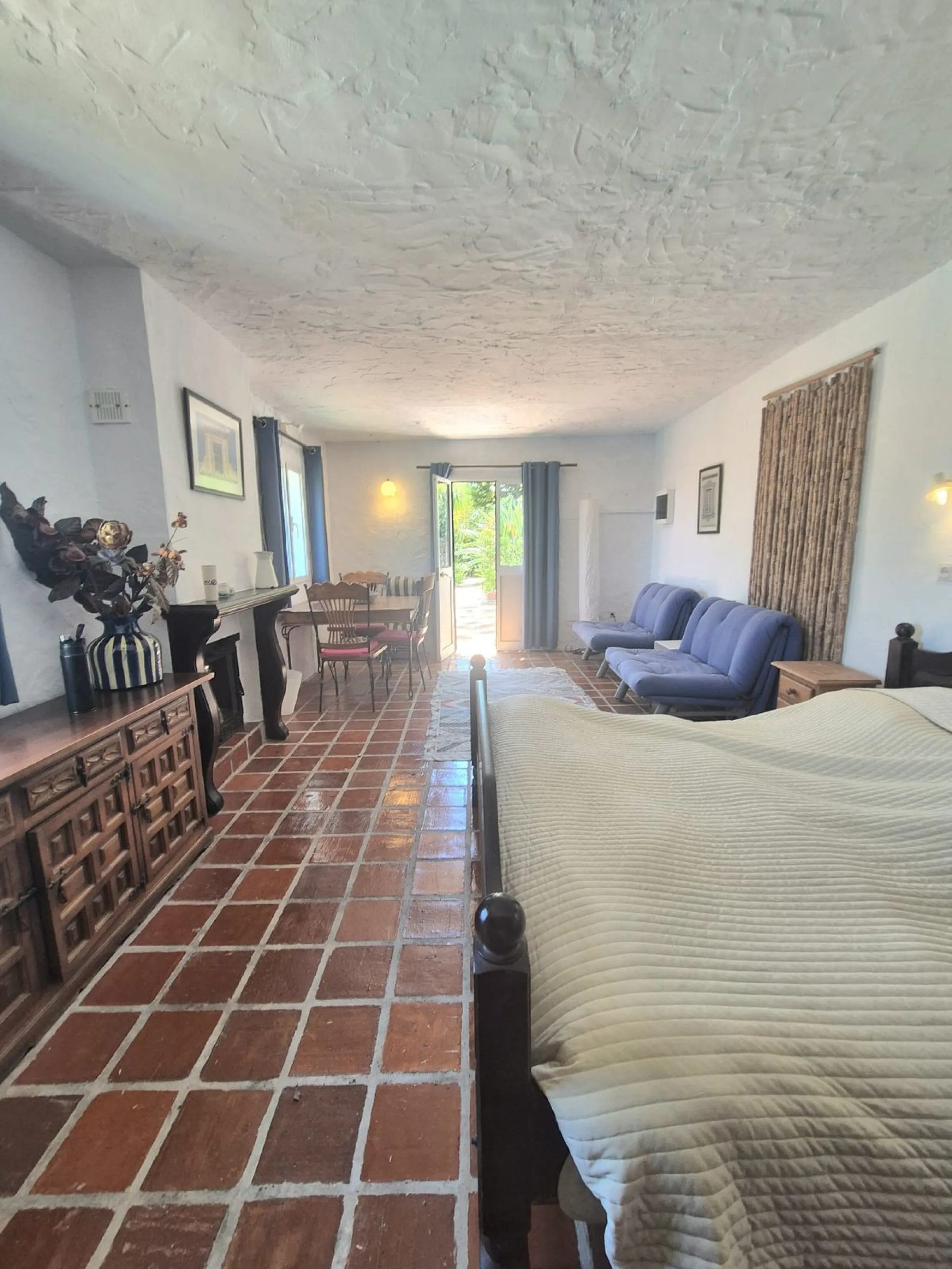 A fantastic opportunity to acquire this fantastic property located only 7 minute drive from the main road into Alhaurin el Grande. Mostly tarmac and the last 2 minutes the road is a mixture of stone and concrete it is a lovely nature getaway. The property