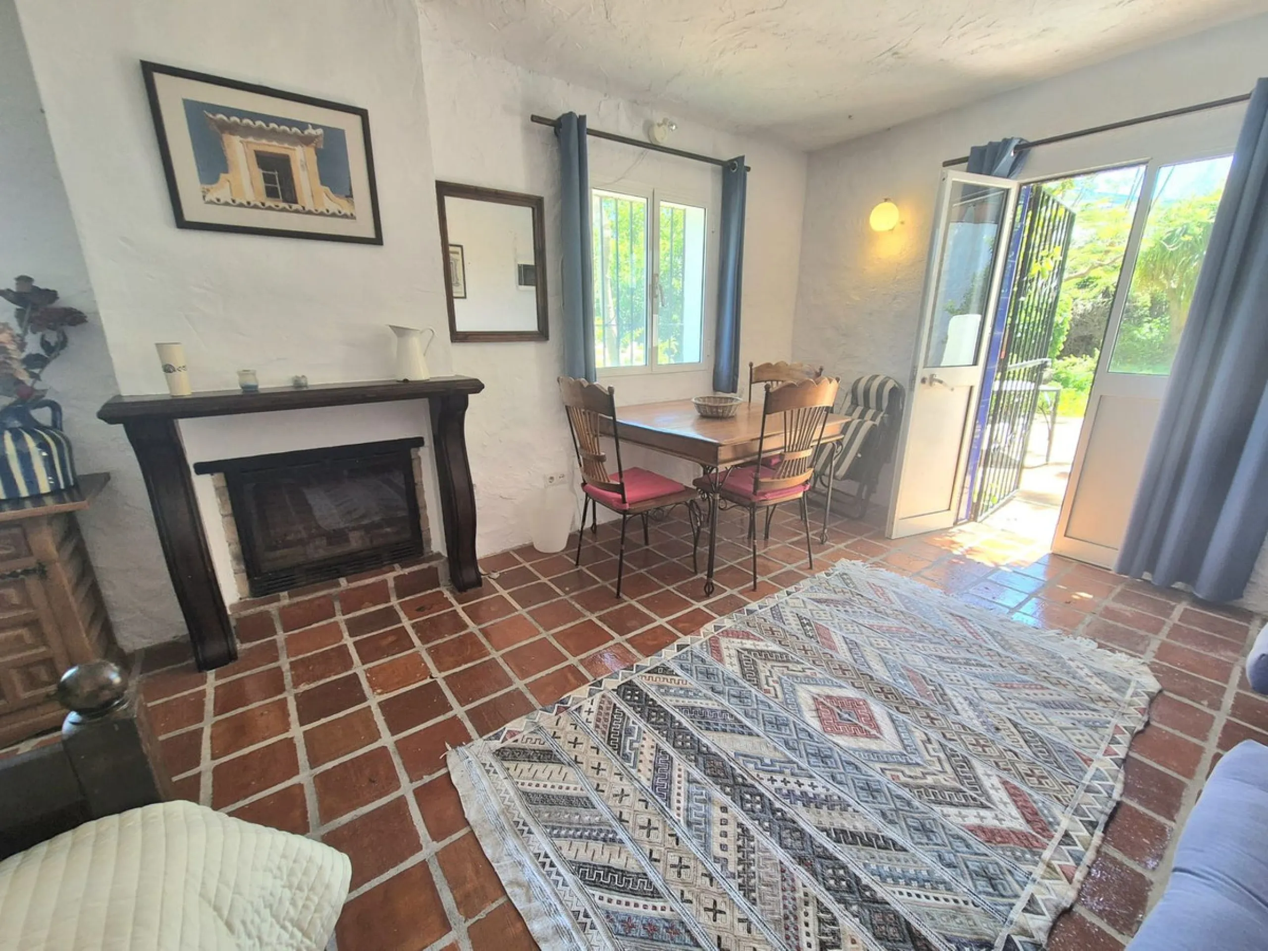 A fantastic opportunity to acquire this fantastic property located only 7 minute drive from the main road into Alhaurin el Grande. Mostly tarmac and the last 2 minutes the road is a mixture of stone and concrete it is a lovely nature getaway. The property