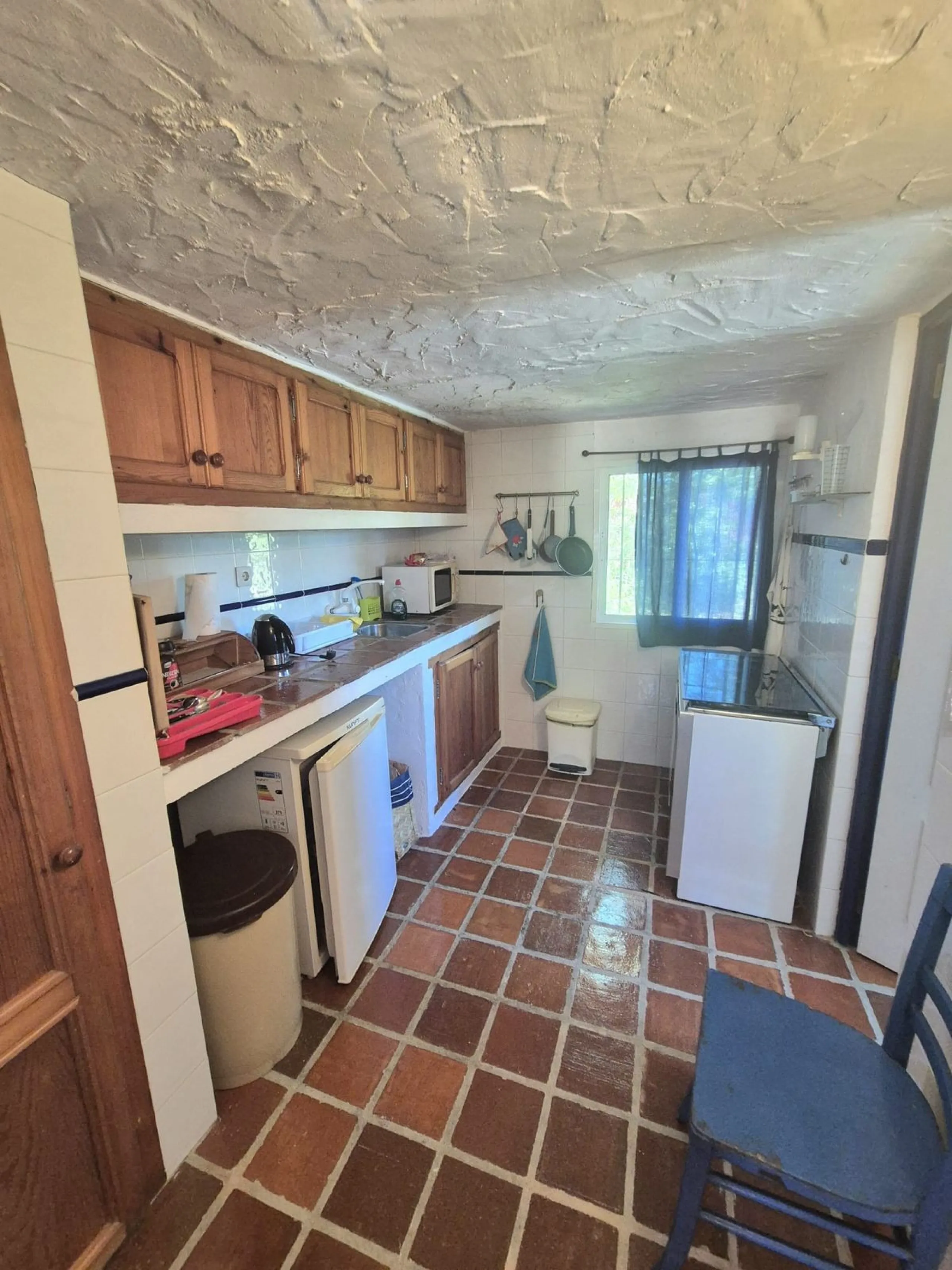 A fantastic opportunity to acquire this fantastic property located only 7 minute drive from the main road into Alhaurin el Grande. Mostly tarmac and the last 2 minutes the road is a mixture of stone and concrete it is a lovely nature getaway. The property