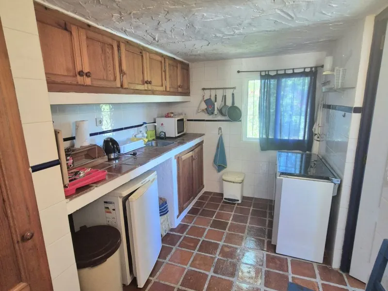 A fantastic opportunity to acquire this fantastic property located only 7 minute drive from the main road into Alhaurin el Grande. Mostly tarmac and the last 2 minutes the road is a mixture of stone and concrete it is a lovely nature getaway. The property