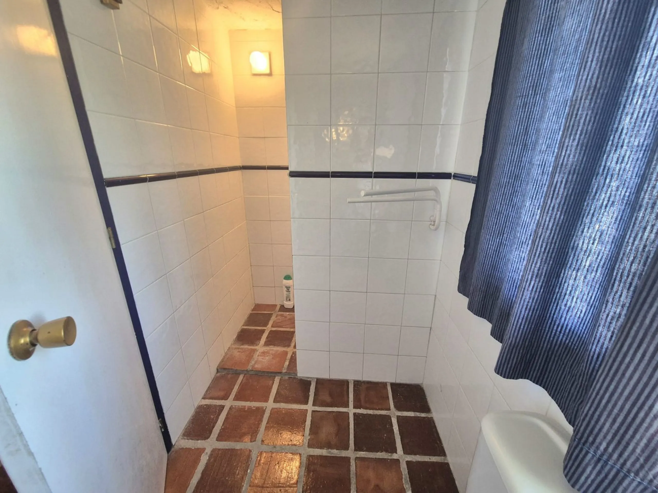 A fantastic opportunity to acquire this fantastic property located only 7 minute drive from the main road into Alhaurin el Grande. Mostly tarmac and the last 2 minutes the road is a mixture of stone and concrete it is a lovely nature getaway. The property