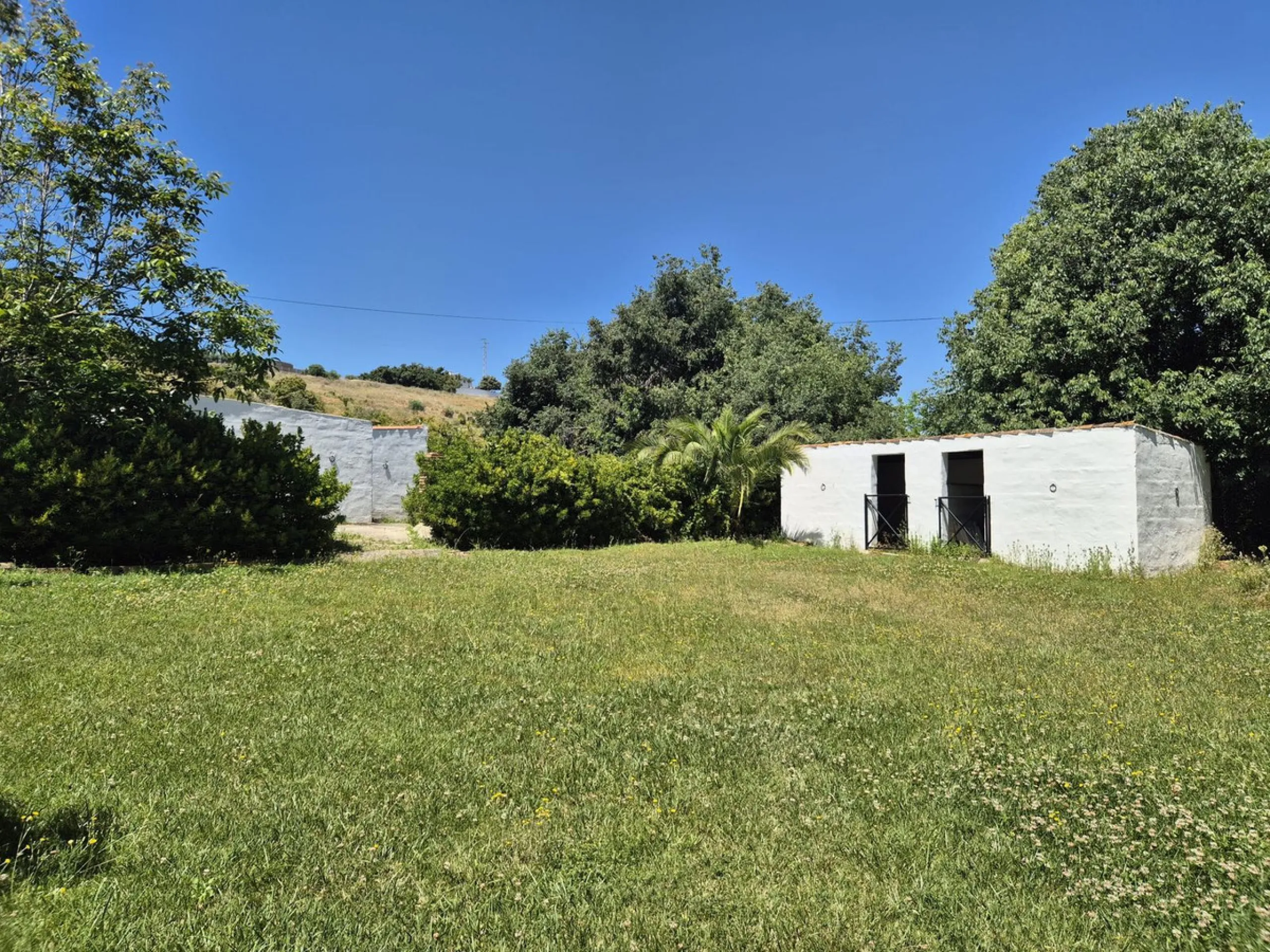 A fantastic opportunity to acquire this fantastic property located only 7 minute drive from the main road into Alhaurin el Grande. Mostly tarmac and the last 2 minutes the road is a mixture of stone and concrete it is a lovely nature getaway. The property
