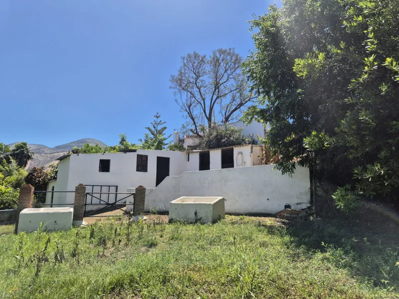A fantastic opportunity to acquire this fantastic property located only 7 minute drive from the main road into Alhaurin el Grande. Mostly tarmac and the last 2 minutes the road is a mixture of stone and concrete it is a lovely nature getaway. The property