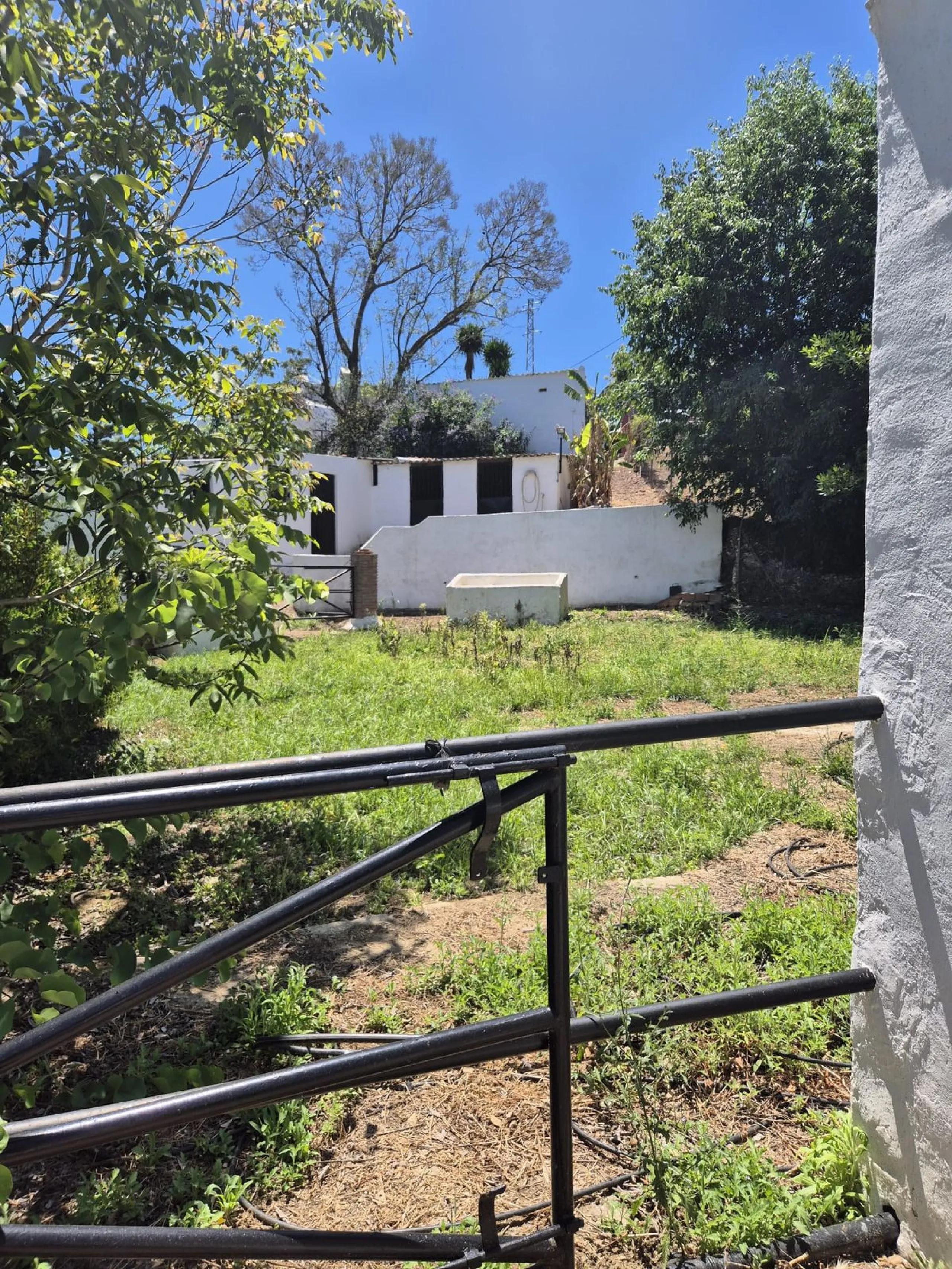 A fantastic opportunity to acquire this fantastic property located only 7 minute drive from the main road into Alhaurin el Grande. Mostly tarmac and the last 2 minutes the road is a mixture of stone and concrete it is a lovely nature getaway. The property