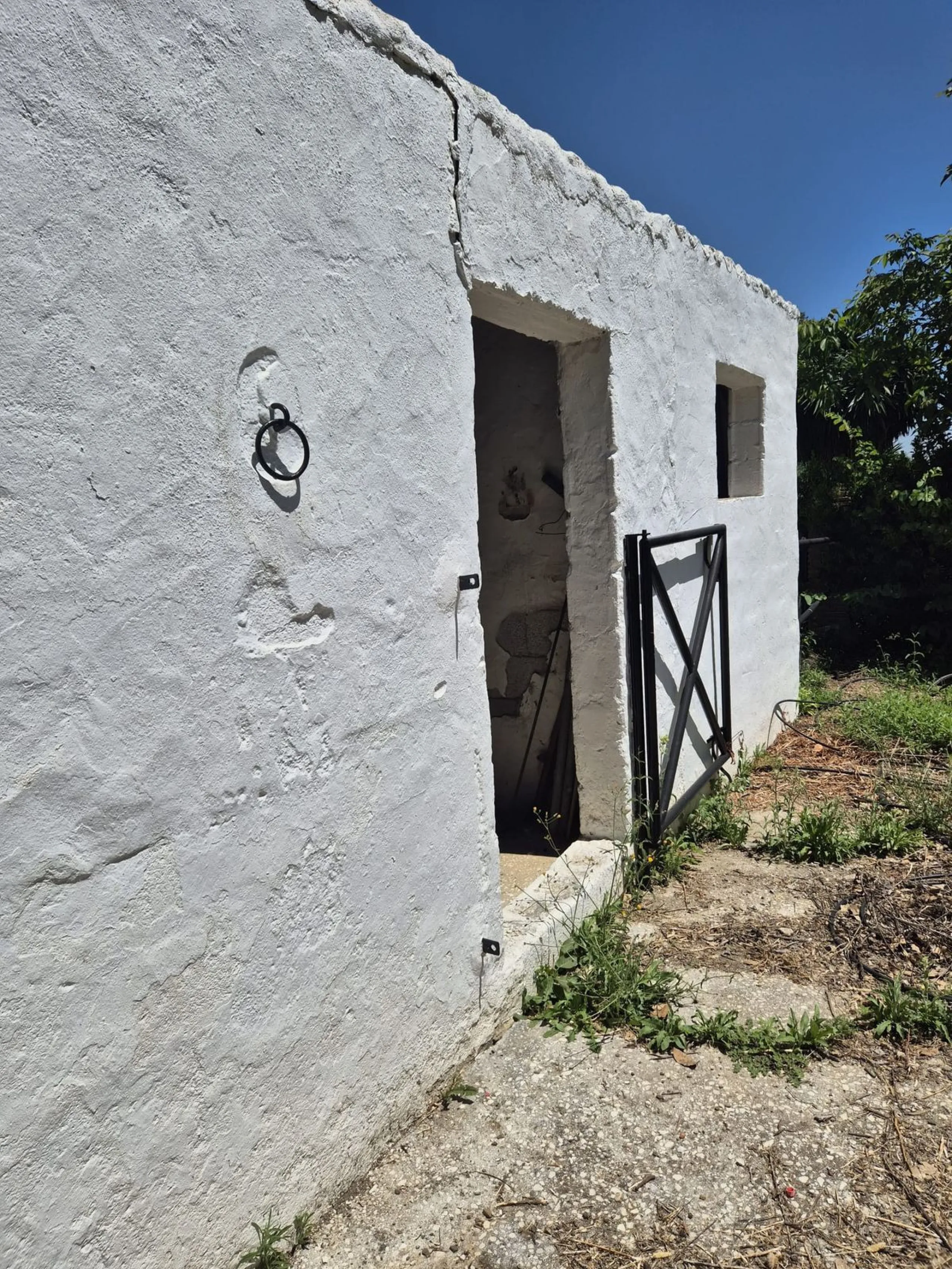 A fantastic opportunity to acquire this fantastic property located only 7 minute drive from the main road into Alhaurin el Grande. Mostly tarmac and the last 2 minutes the road is a mixture of stone and concrete it is a lovely nature getaway. The property