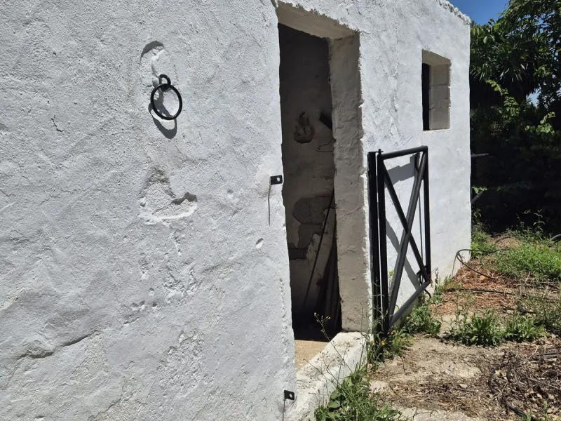 A fantastic opportunity to acquire this fantastic property located only 7 minute drive from the main road into Alhaurin el Grande. Mostly tarmac and the last 2 minutes the road is a mixture of stone and concrete it is a lovely nature getaway. The property