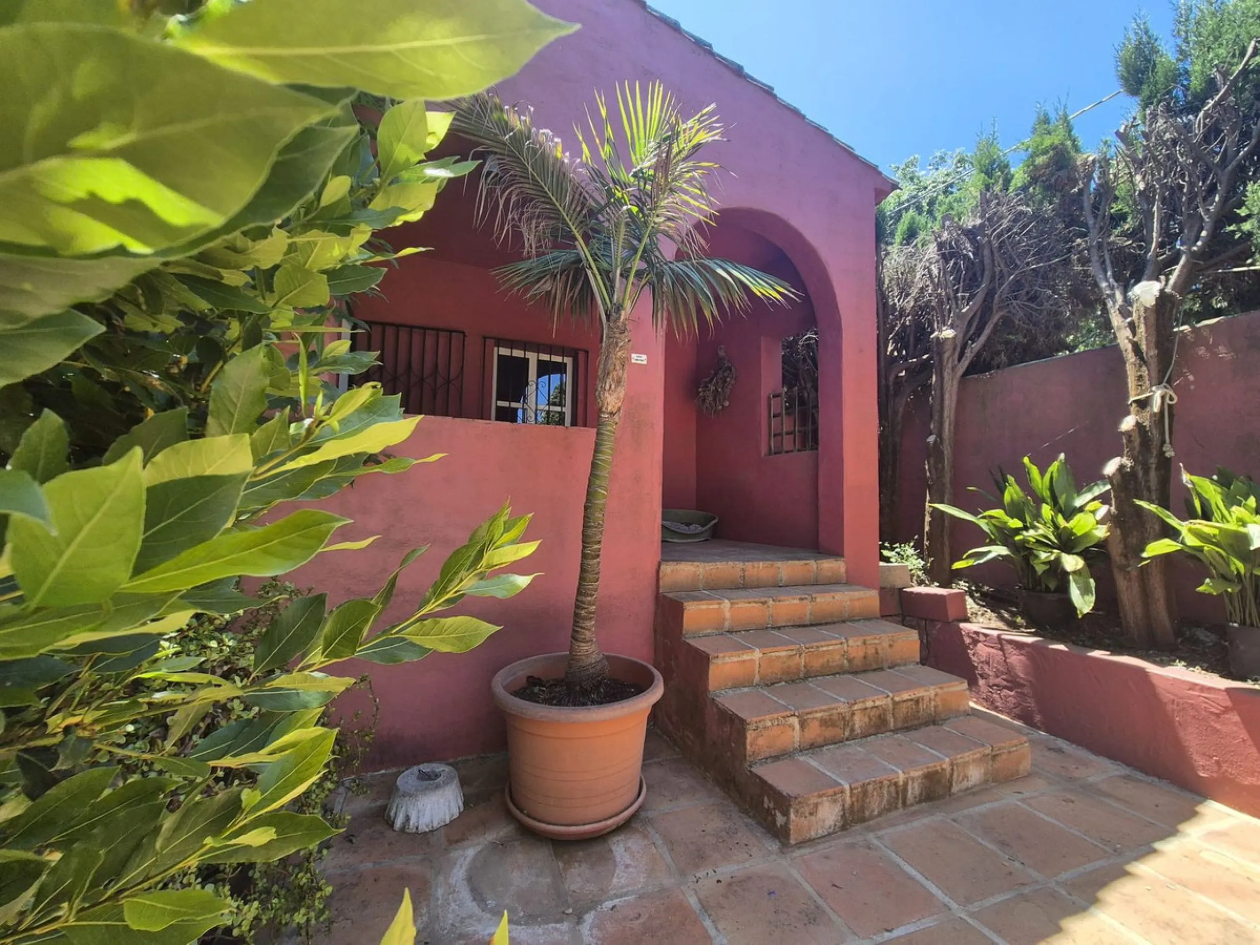 A fantastic opportunity to acquire this fantastic property located only 7 minute drive from the main road into Alhaurin el Grande. Mostly tarmac and the last 2 minutes the road is a mixture of stone and concrete it is a lovely nature getaway. The property