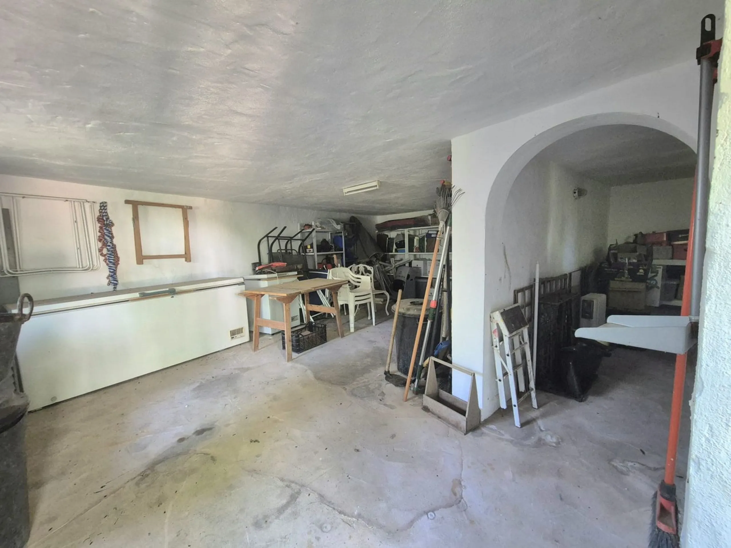 A fantastic opportunity to acquire this fantastic property located only 7 minute drive from the main road into Alhaurin el Grande. Mostly tarmac and the last 2 minutes the road is a mixture of stone and concrete it is a lovely nature getaway. The property