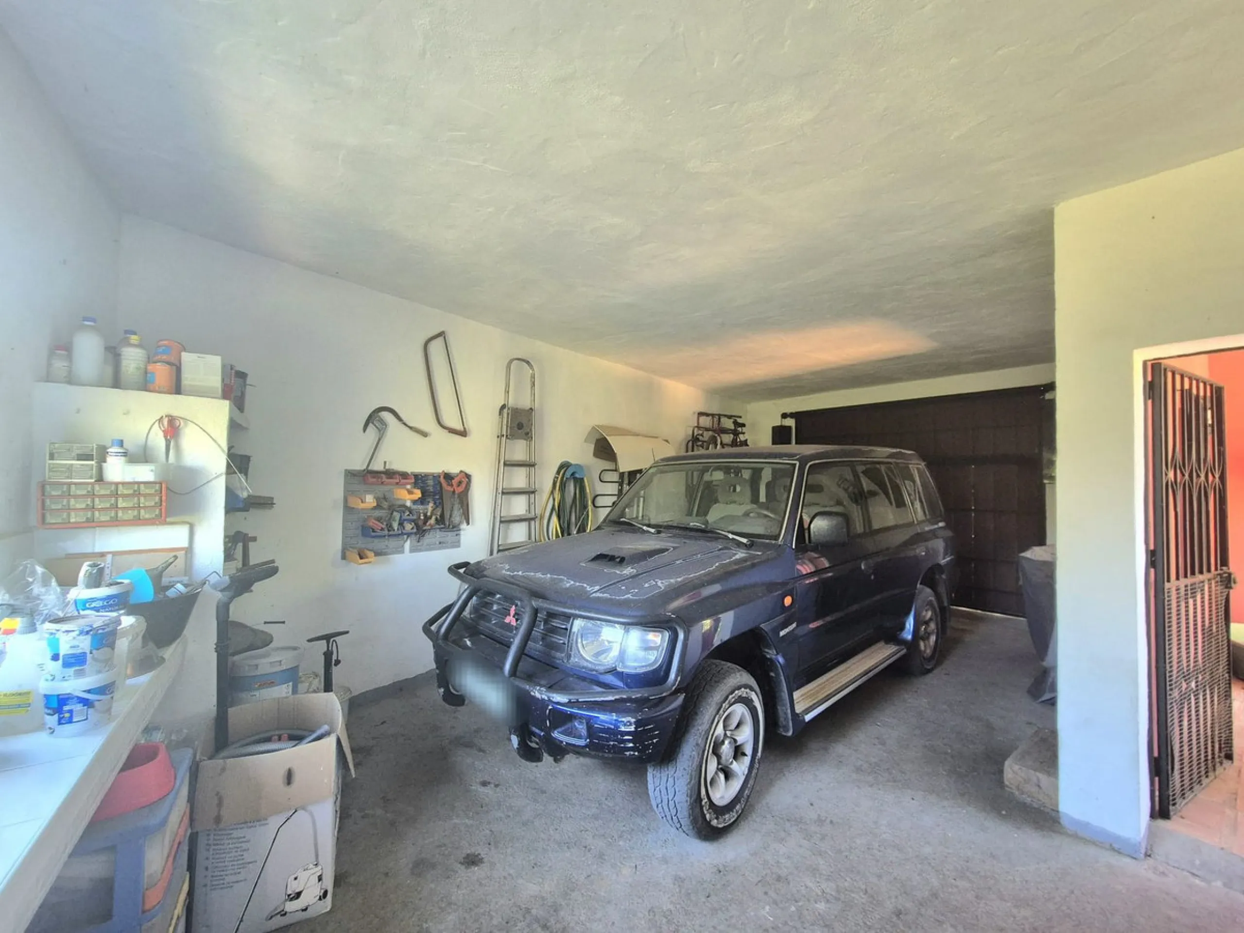 A fantastic opportunity to acquire this fantastic property located only 7 minute drive from the main road into Alhaurin el Grande. Mostly tarmac and the last 2 minutes the road is a mixture of stone and concrete it is a lovely nature getaway. The property