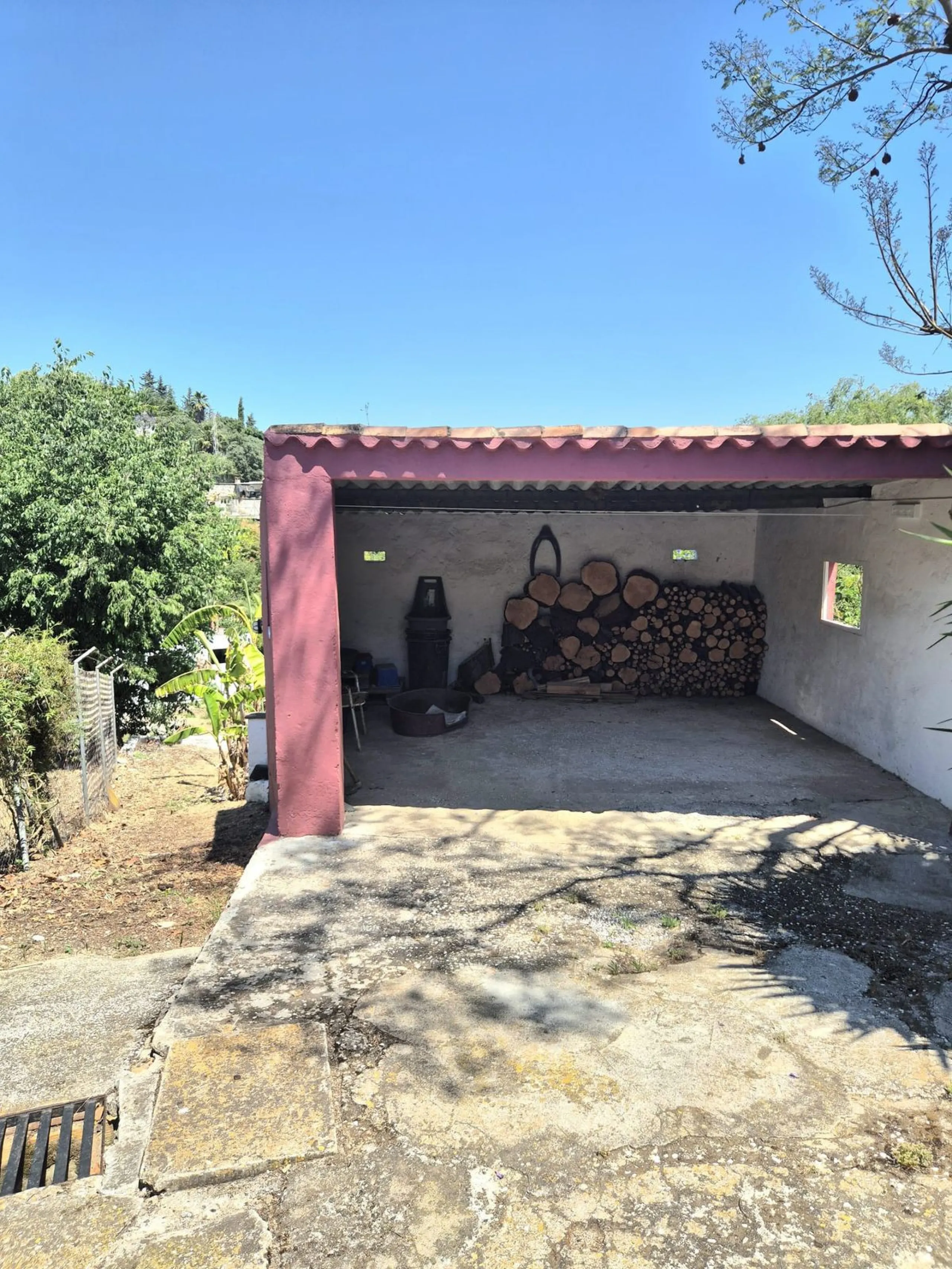 A fantastic opportunity to acquire this fantastic property located only 7 minute drive from the main road into Alhaurin el Grande. Mostly tarmac and the last 2 minutes the road is a mixture of stone and concrete it is a lovely nature getaway. The property