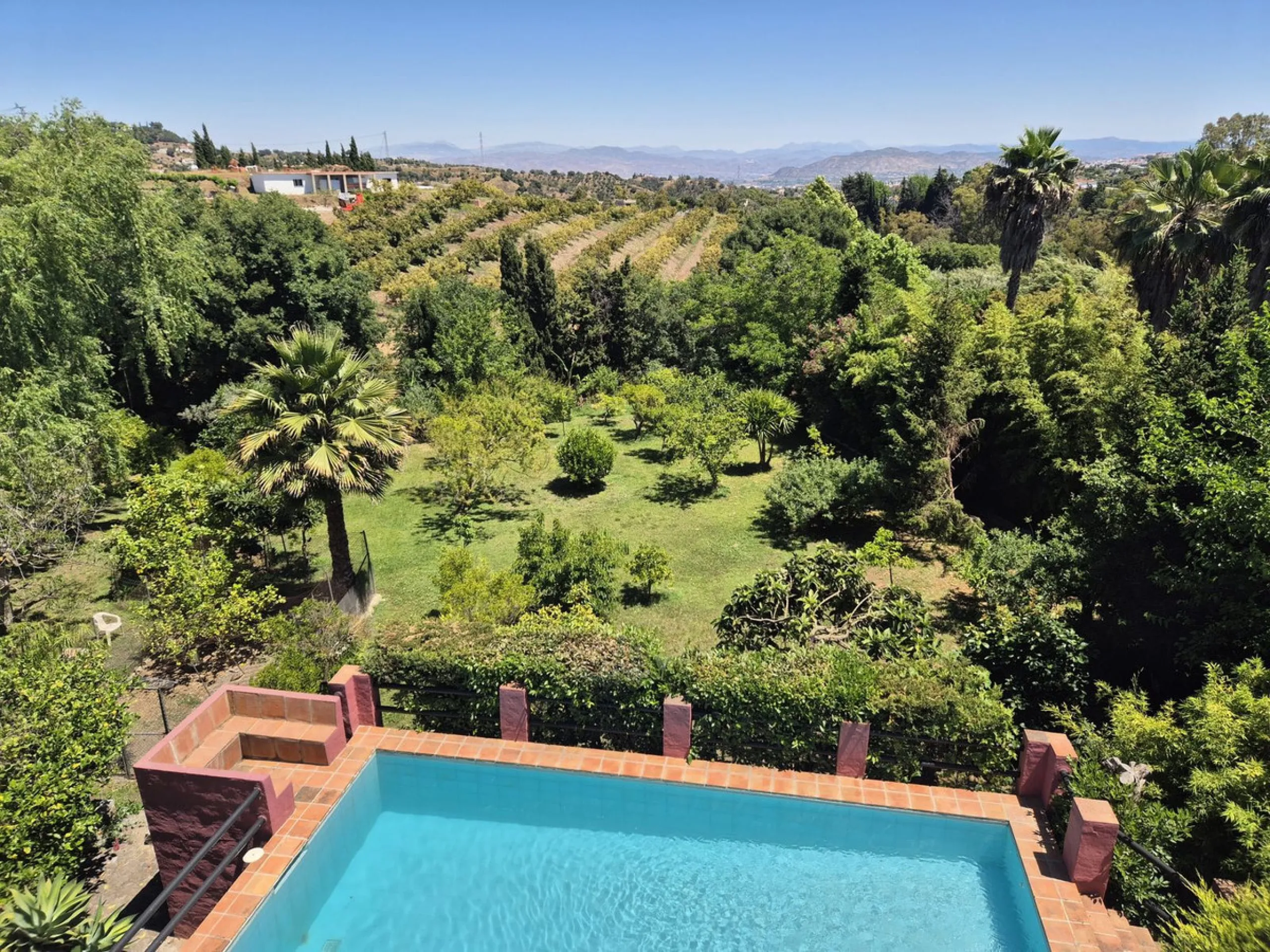 A fantastic opportunity to acquire this fantastic property located only 7 minute drive from the main road into Alhaurin el Grande. Mostly tarmac and the last 2 minutes the road is a mixture of stone and concrete it is a lovely nature getaway. The property