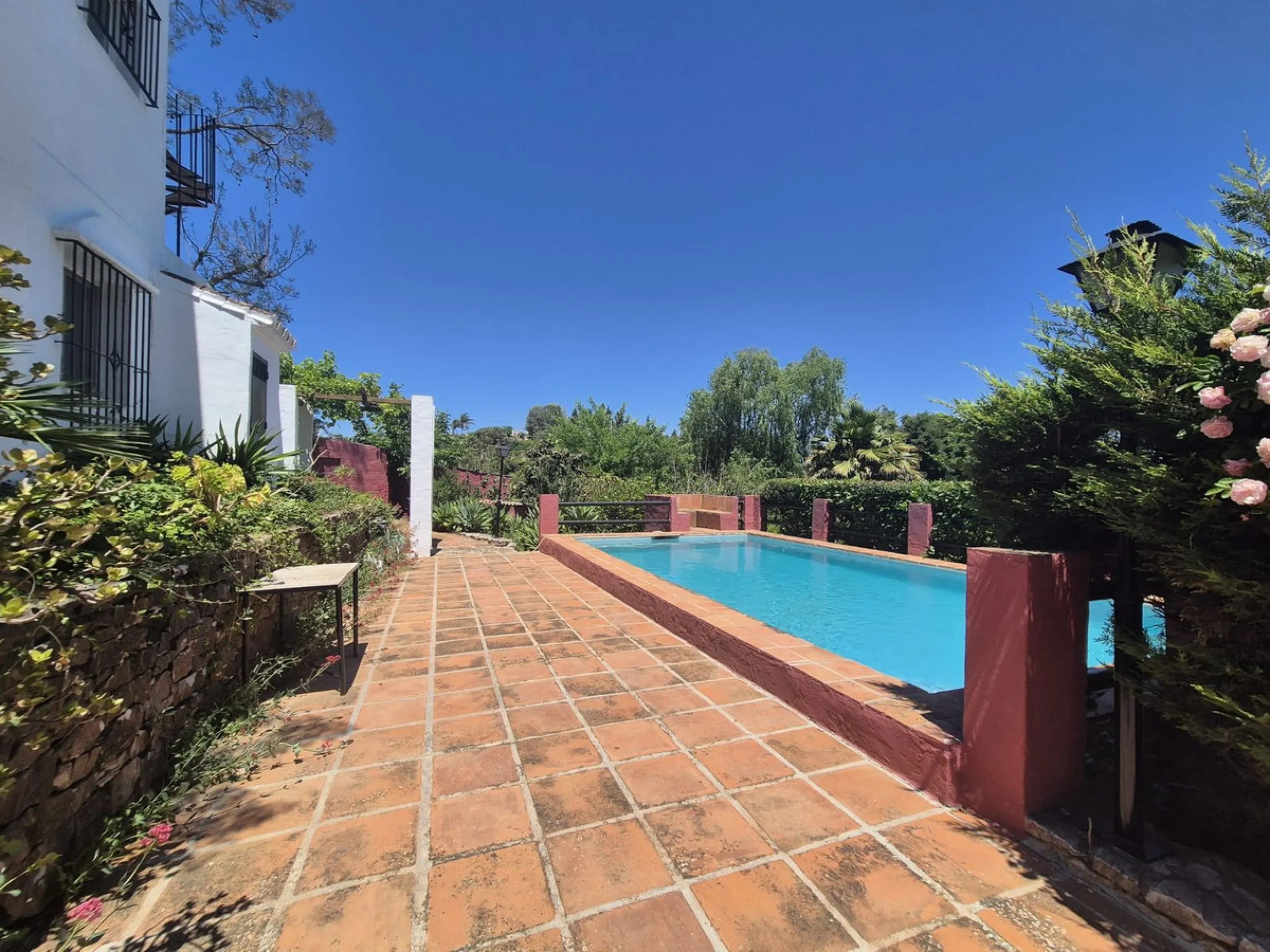 A fantastic opportunity to acquire this fantastic property located only 7 minute drive from the main road into Alhaurin el Grande. Mostly tarmac and the last 2 minutes the road is a mixture of stone and concrete it is a lovely nature getaway. The property