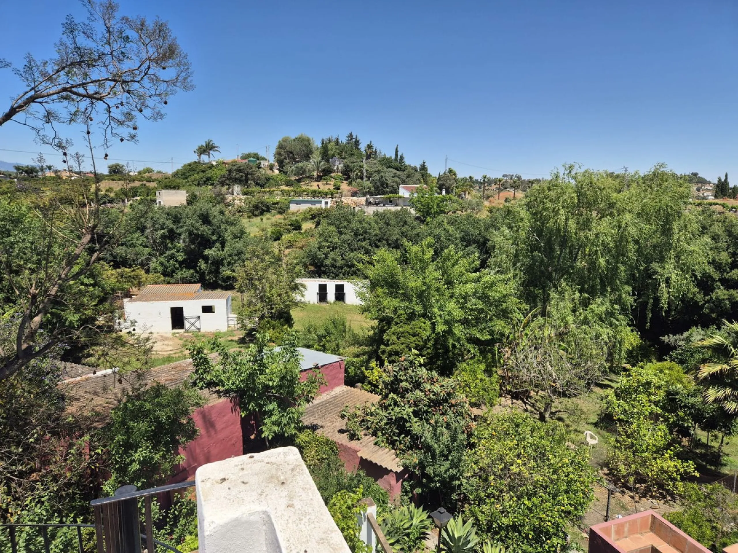 A fantastic opportunity to acquire this fantastic property located only 7 minute drive from the main road into Alhaurin el Grande. Mostly tarmac and the last 2 minutes the road is a mixture of stone and concrete it is a lovely nature getaway. The property