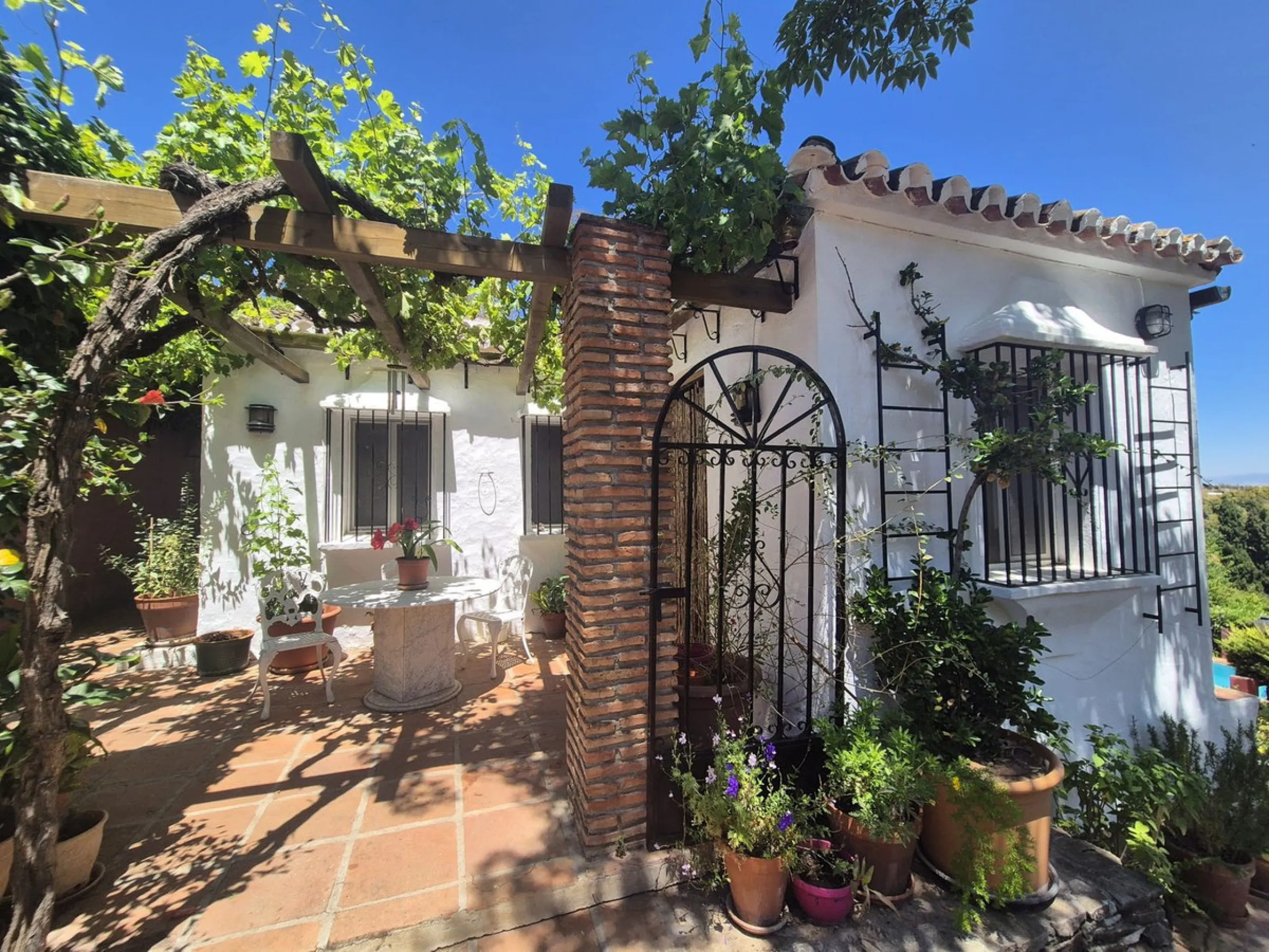 A fantastic opportunity to acquire this fantastic property located only 7 minute drive from the main road into Alhaurin el Grande. Mostly tarmac and the last 2 minutes the road is a mixture of stone and concrete it is a lovely nature getaway. The property