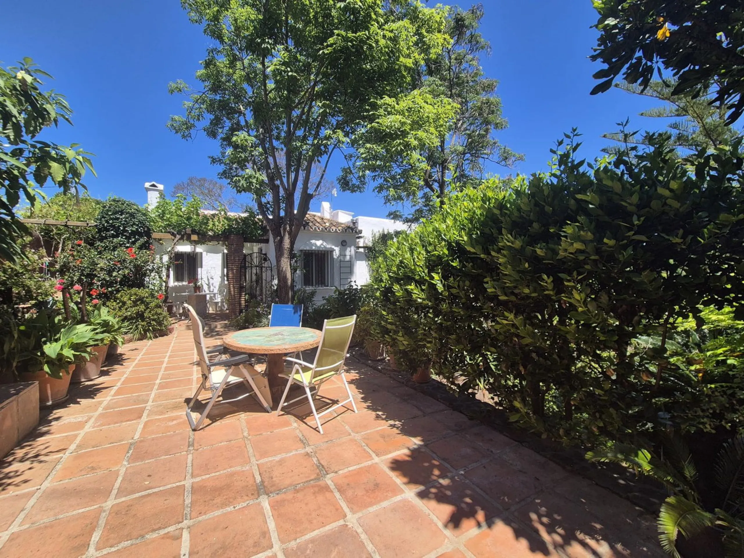 A fantastic opportunity to acquire this fantastic property located only 7 minute drive from the main road into Alhaurin el Grande. Mostly tarmac and the last 2 minutes the road is a mixture of stone and concrete it is a lovely nature getaway. The property