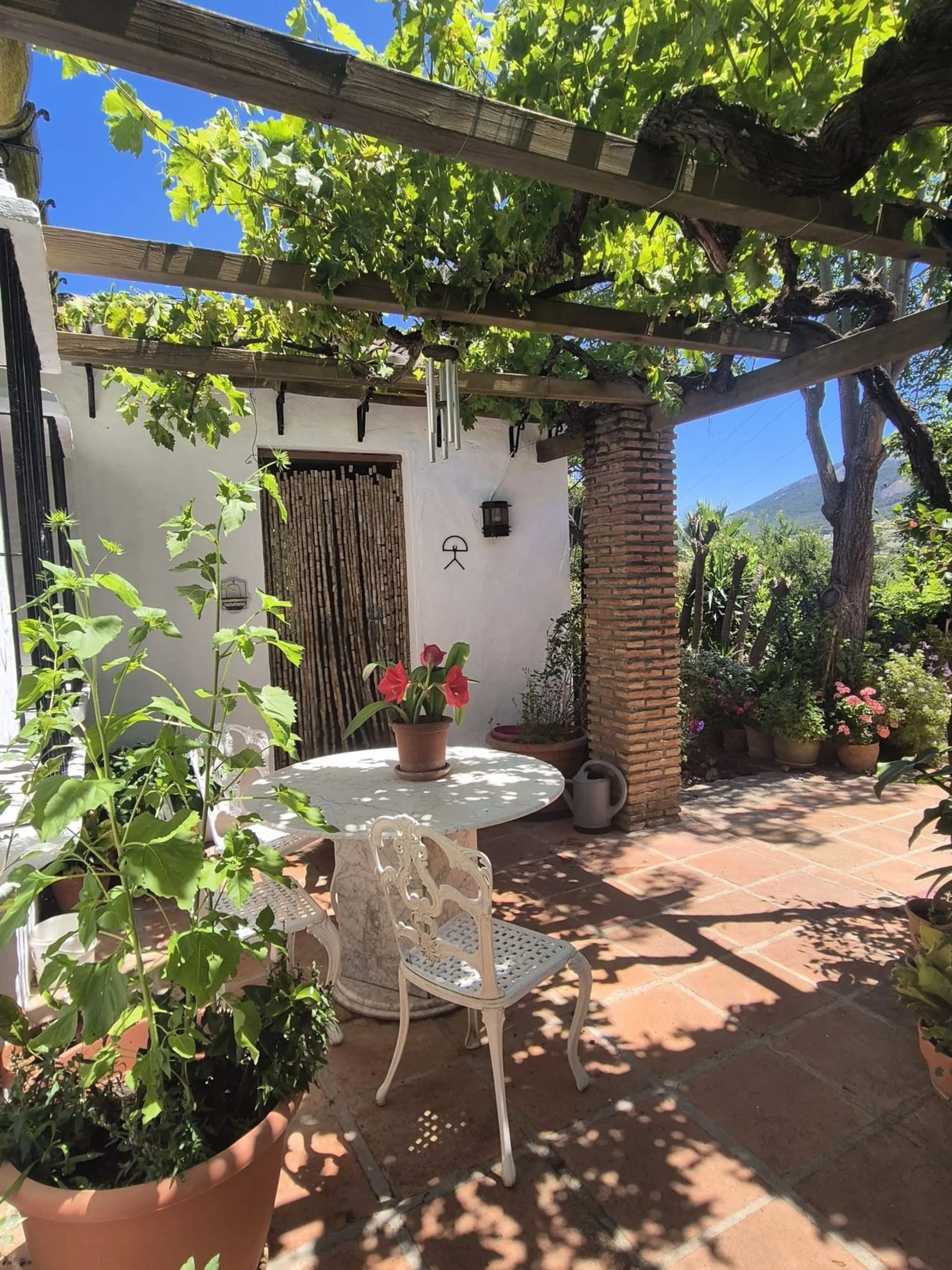 A fantastic opportunity to acquire this fantastic property located only 7 minute drive from the main road into Alhaurin el Grande. Mostly tarmac and the last 2 minutes the road is a mixture of stone and concrete it is a lovely nature getaway. The property