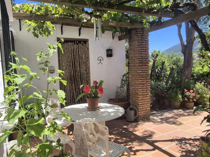 A fantastic opportunity to acquire this fantastic property located only 7 minute drive from the main road into Alhaurin el Grande. Mostly tarmac and the last 2 minutes the road is a mixture of stone and concrete it is a lovely nature getaway. The property
