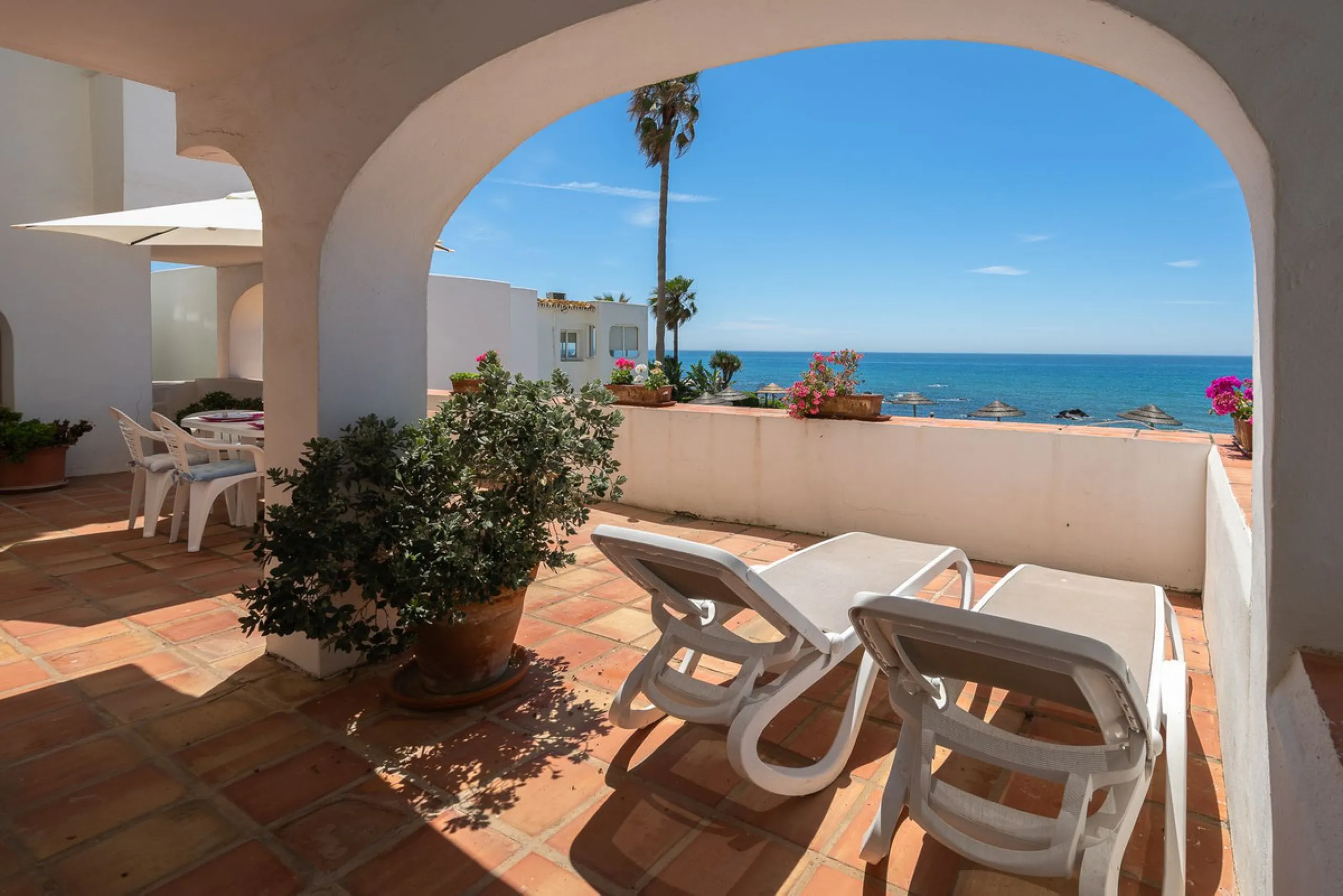 Imagine waking up metres away from the sea in a Front-line Beach apartment. This spacious 3-bedroom, 2-bathroom gem is designed for comfort and convenience, featuring a fully fitted kitchen that flows seamlessly into the open-plan living and dining area. 
