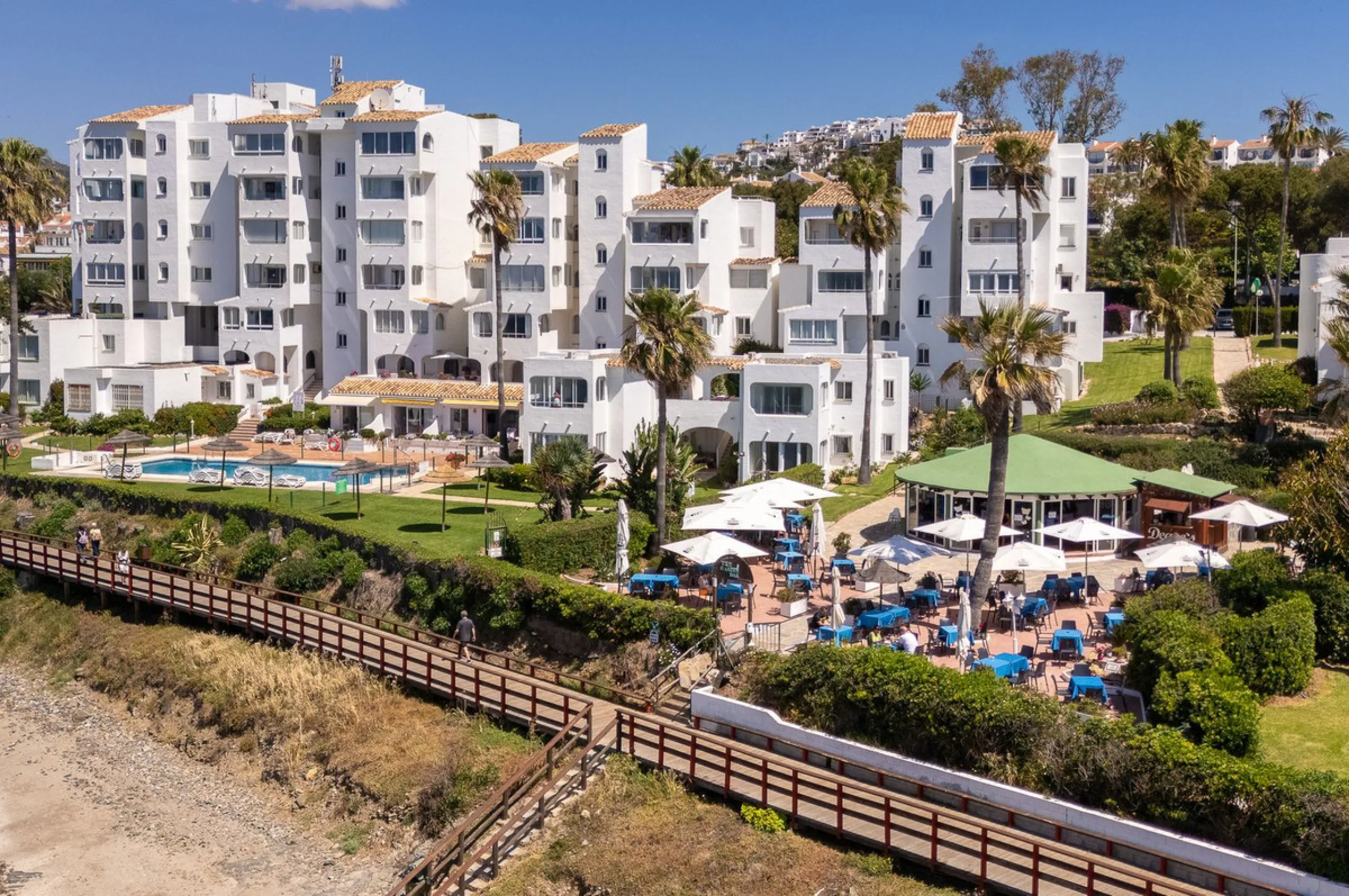 Imagine waking up metres away from the sea in a Front-line Beach apartment. This spacious 3-bedroom, 2-bathroom gem is designed for comfort and convenience, featuring a fully fitted kitchen that flows seamlessly into the open-plan living and dining area. 