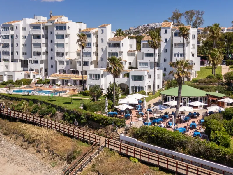 Imagine waking up metres away from the sea in a Front-line Beach apartment. This spacious 3-bedroom, 2-bathroom gem is designed for comfort and convenience, featuring a fully fitted kitchen that flows seamlessly into the open-plan living and dining area. 