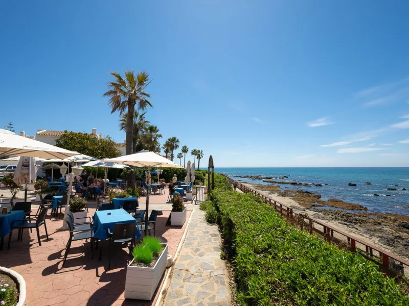 Imagine waking up metres away from the sea in a Front-line Beach apartment. This spacious 3-bedroom, 2-bathroom gem is designed for comfort and convenience, featuring a fully fitted kitchen that flows seamlessly into the open-plan living and dining area. 