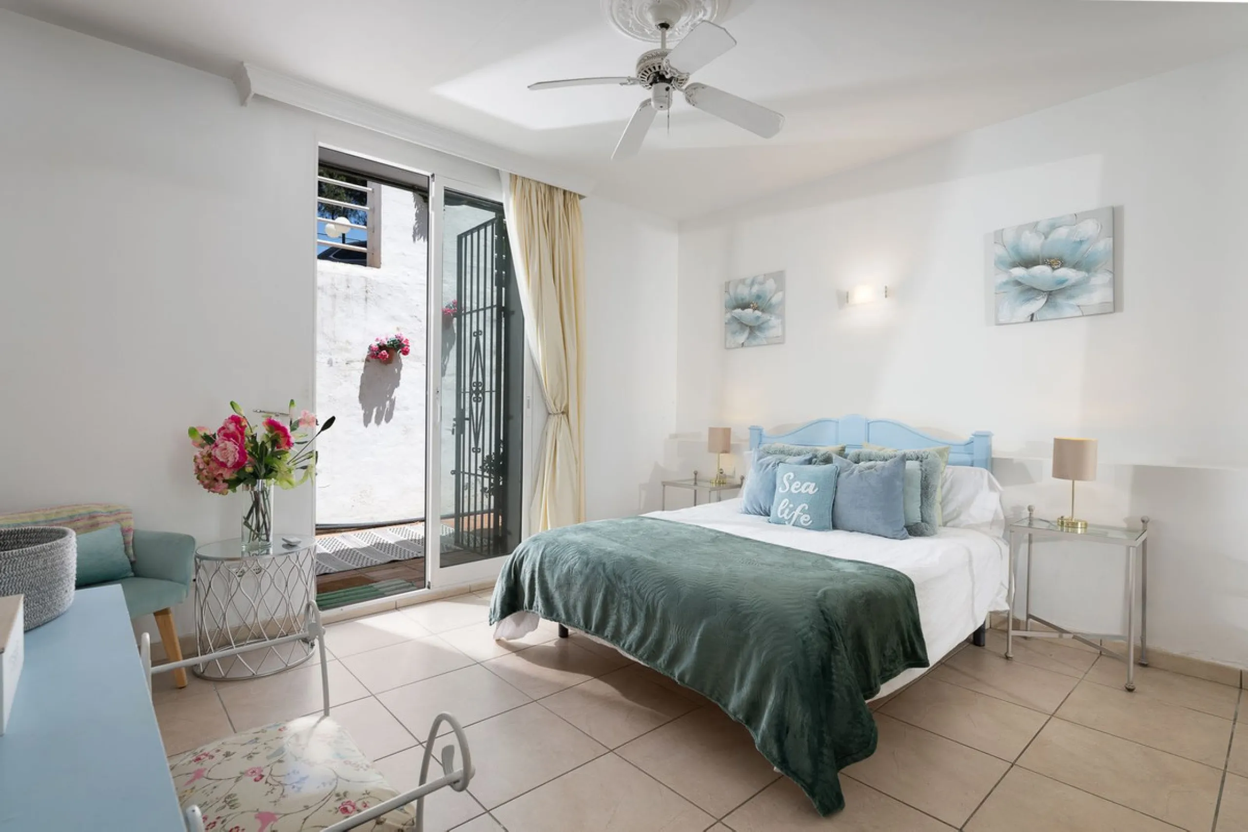 Imagine waking up metres away from the sea in a Front-line Beach apartment. This spacious 3-bedroom, 2-bathroom gem is designed for comfort and convenience, featuring a fully fitted kitchen that flows seamlessly into the open-plan living and dining area. 