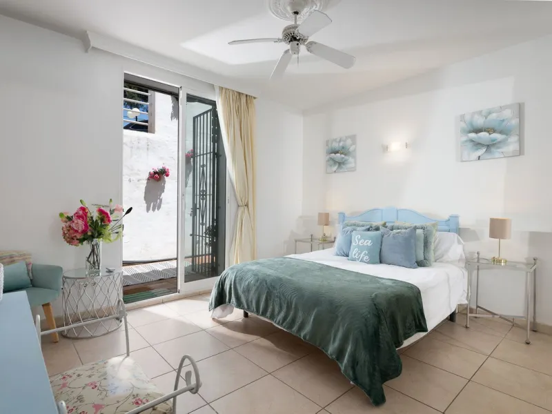 Imagine waking up metres away from the sea in a Front-line Beach apartment. This spacious 3-bedroom, 2-bathroom gem is designed for comfort and convenience, featuring a fully fitted kitchen that flows seamlessly into the open-plan living and dining area. 