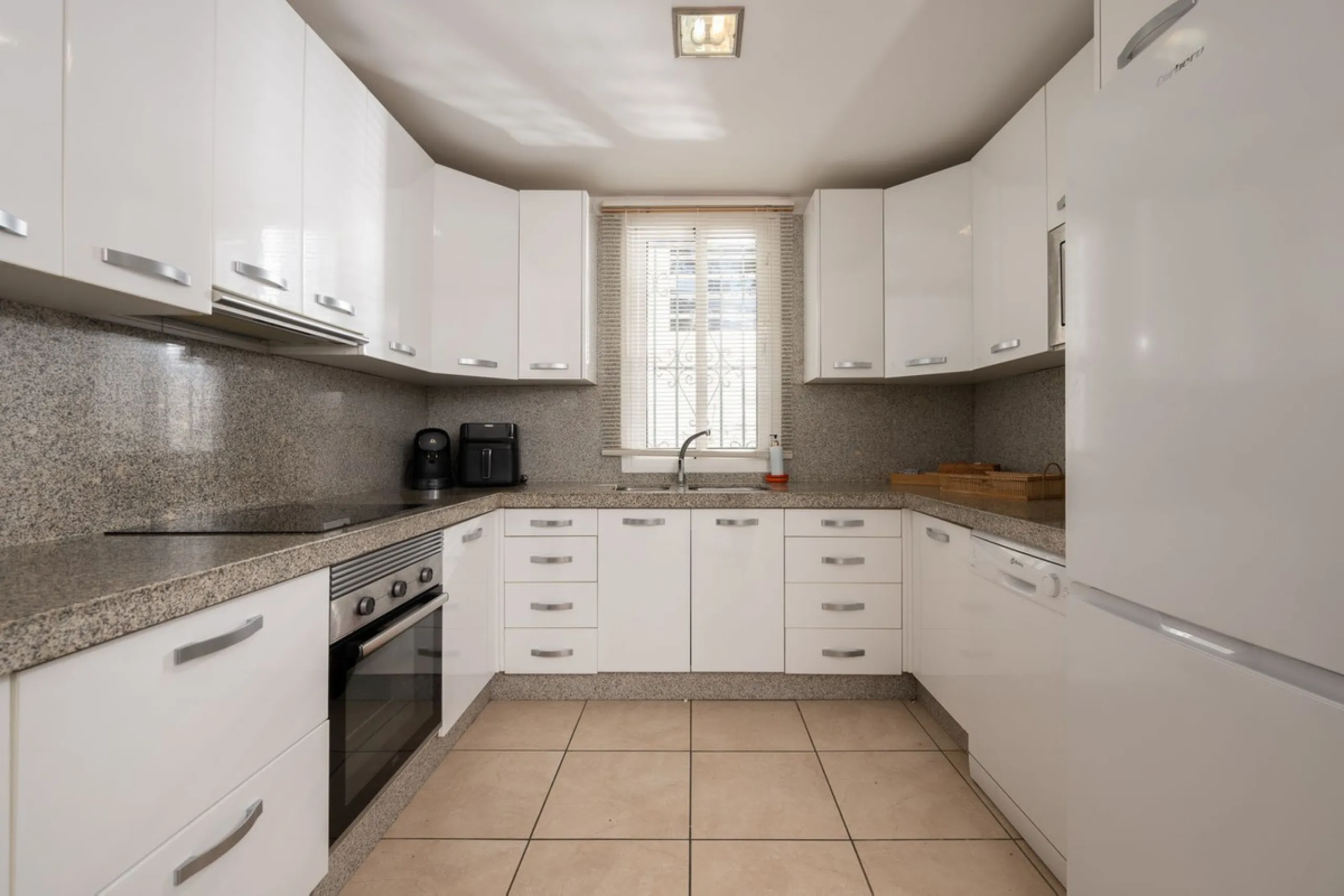Imagine waking up metres away from the sea in a Front-line Beach apartment. This spacious 3-bedroom, 2-bathroom gem is designed for comfort and convenience, featuring a fully fitted kitchen that flows seamlessly into the open-plan living and dining area. 