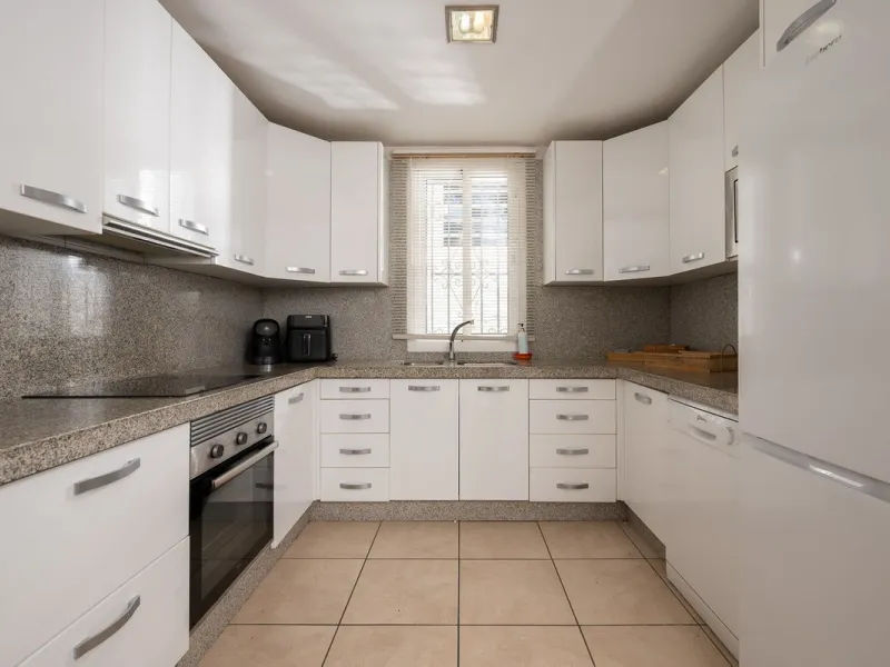 Imagine waking up metres away from the sea in a Front-line Beach apartment. This spacious 3-bedroom, 2-bathroom gem is designed for comfort and convenience, featuring a fully fitted kitchen that flows seamlessly into the open-plan living and dining area. 